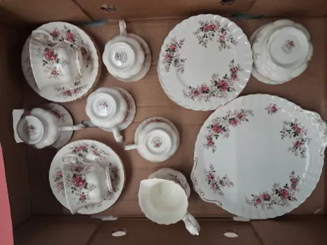 Royal Albert Lavender Rose pattern 21 piece tea set (1 tray).