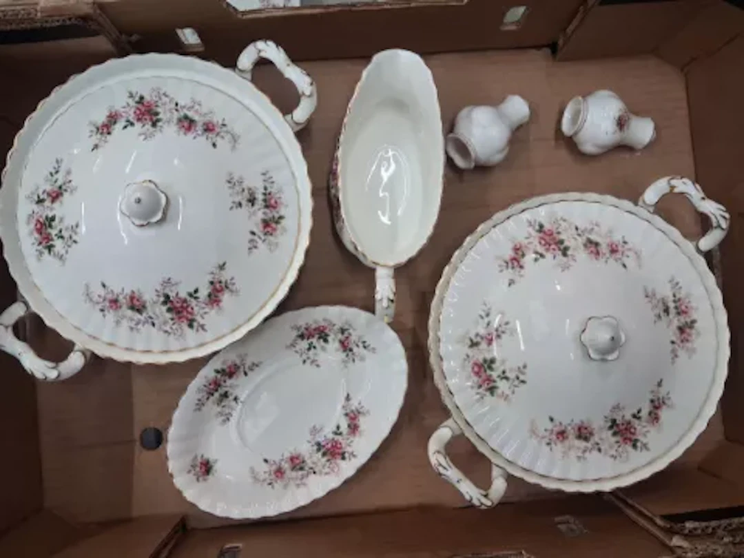 Royal Albert Lavender Rose pattern dinnerware, 2 lidded tureens, a