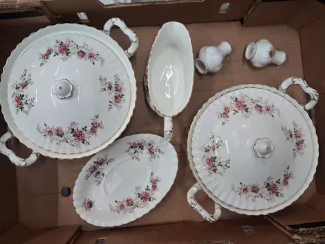 Royal Albert Lavender Rose pattern dinnerware, 2 lidded tureens, a