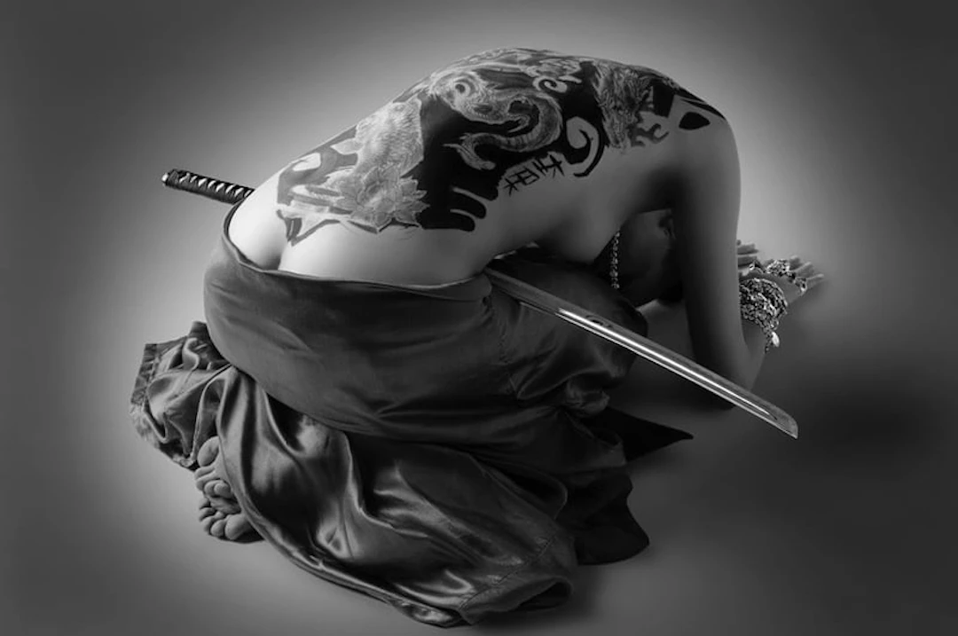 Hervé Lewis - Contemporary Photographer - Nu geisha penchée au sabre
