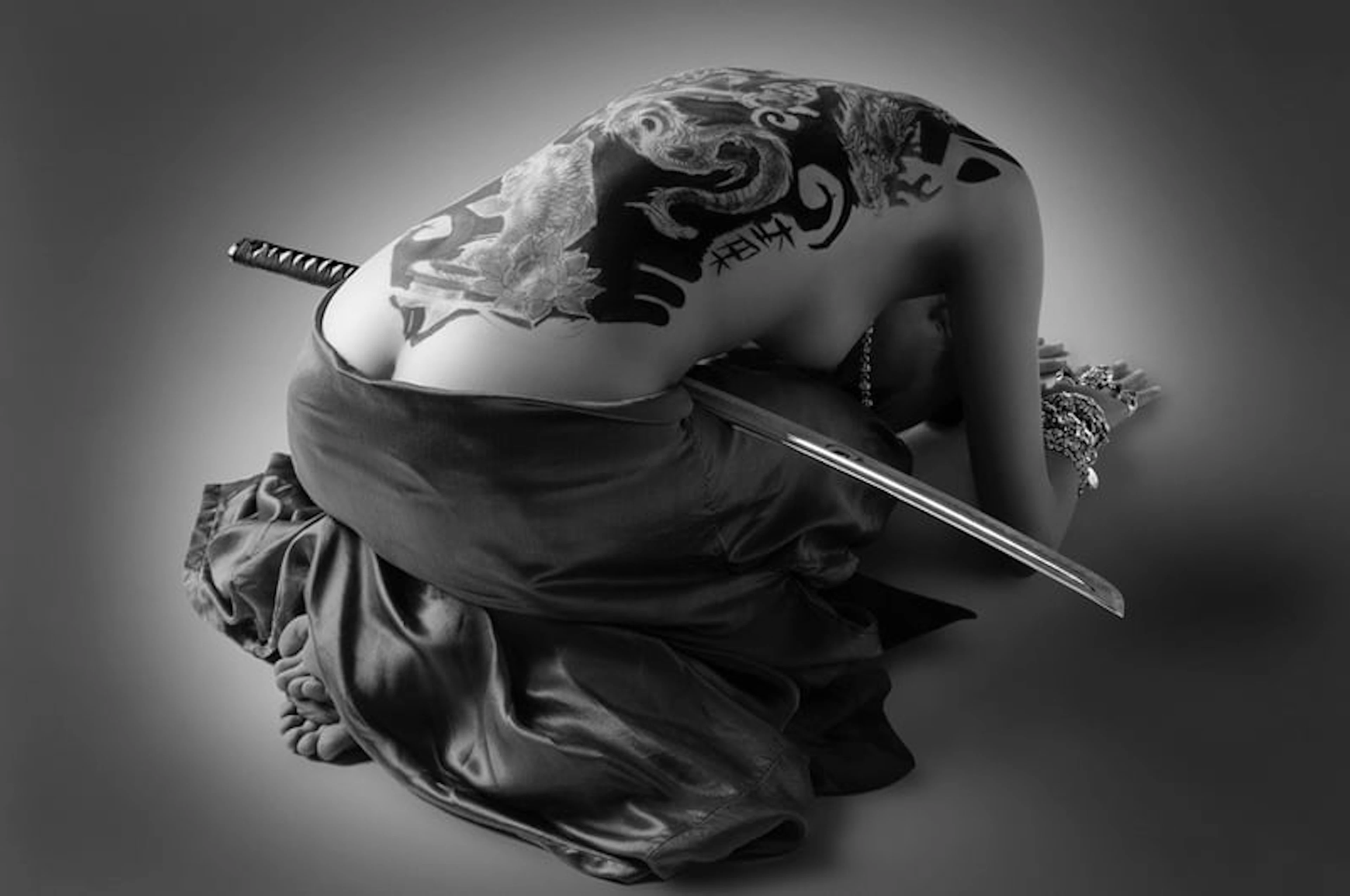 Hervé Lewis - Contemporary Photographer - Nu geisha penchée au sabre