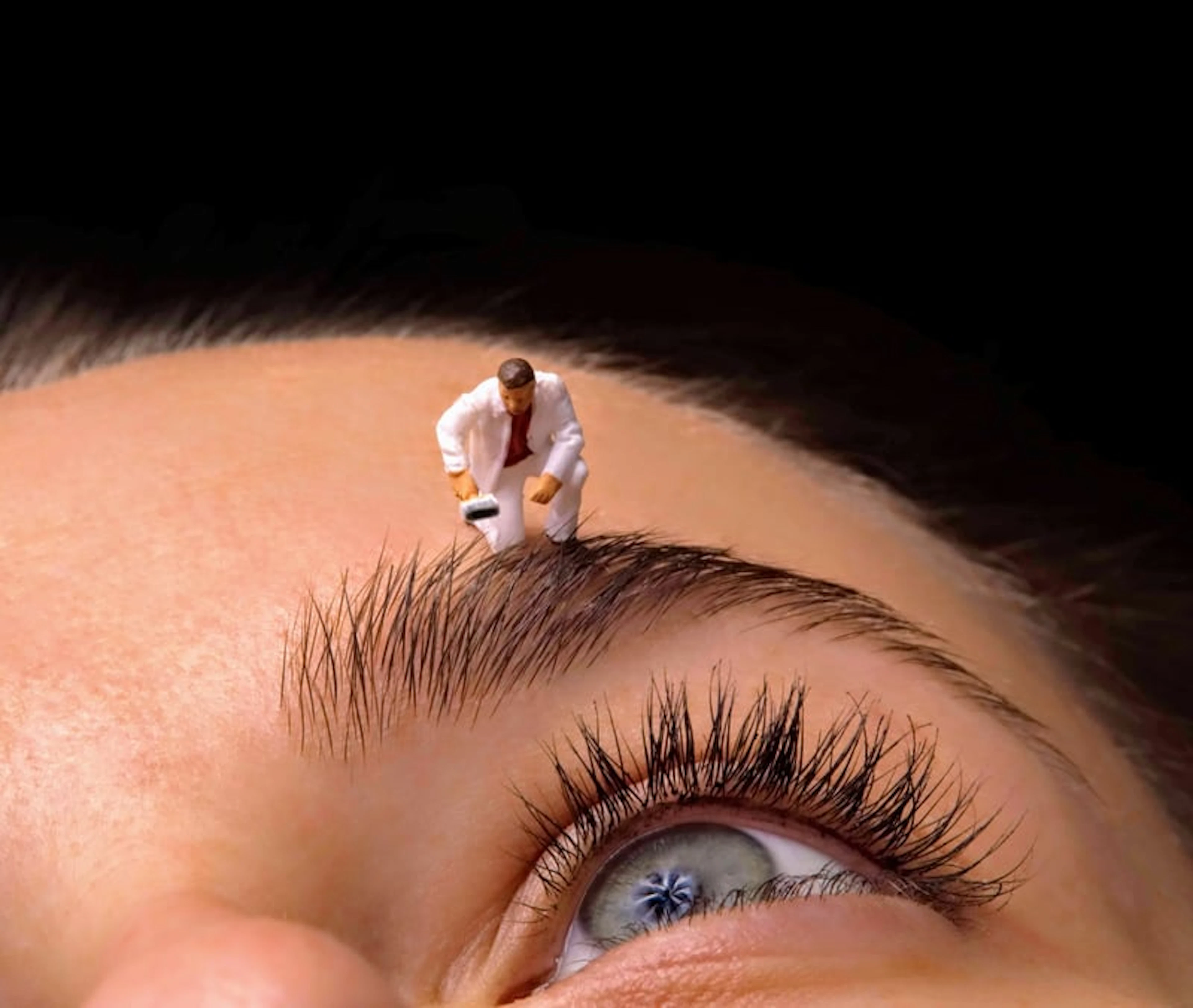 J. Leo - Contemporary Photographer - The eyebrow painter
