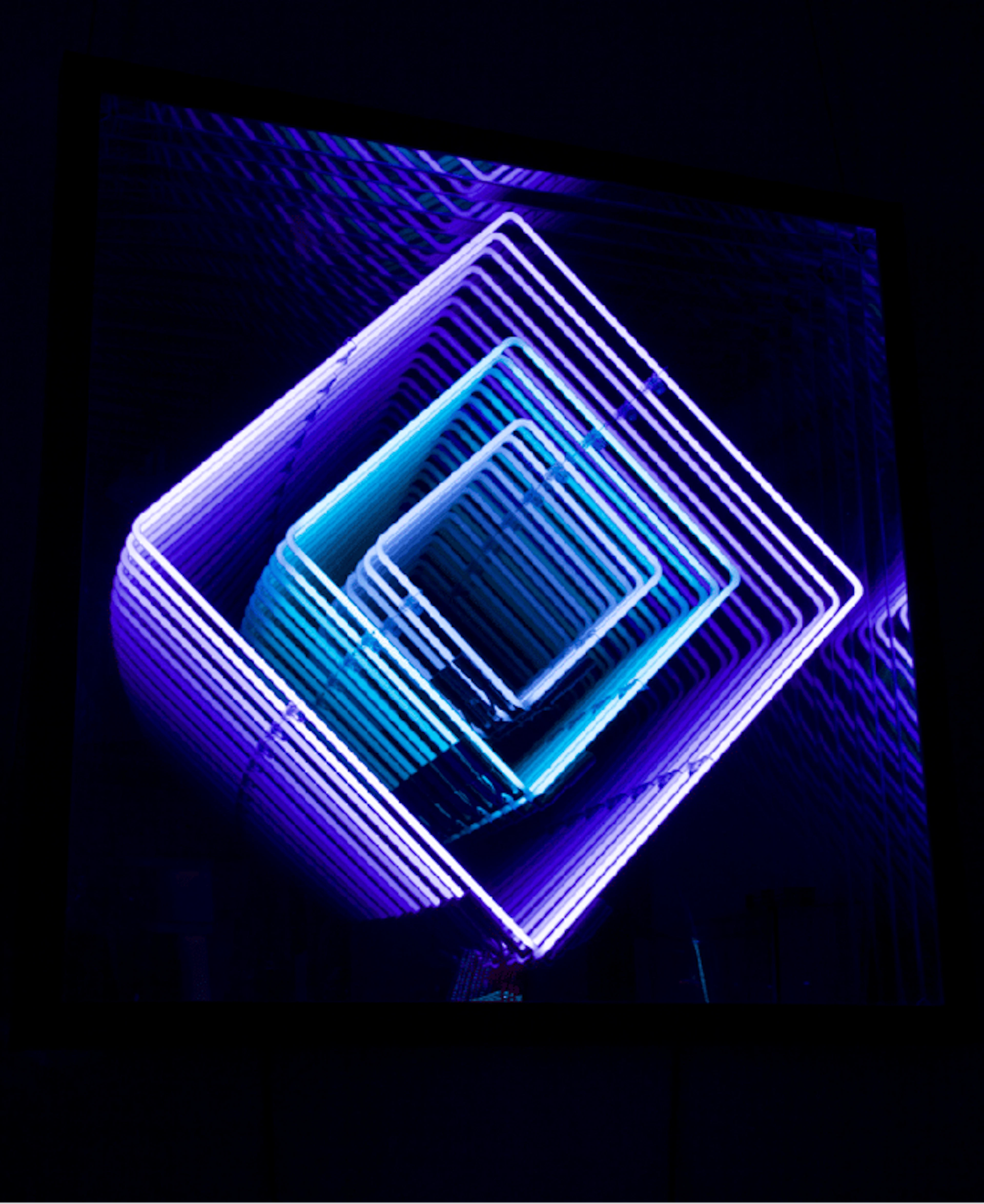 Emmanuelle RYBOJAD - Néon losange : violet / turquoise / blanc