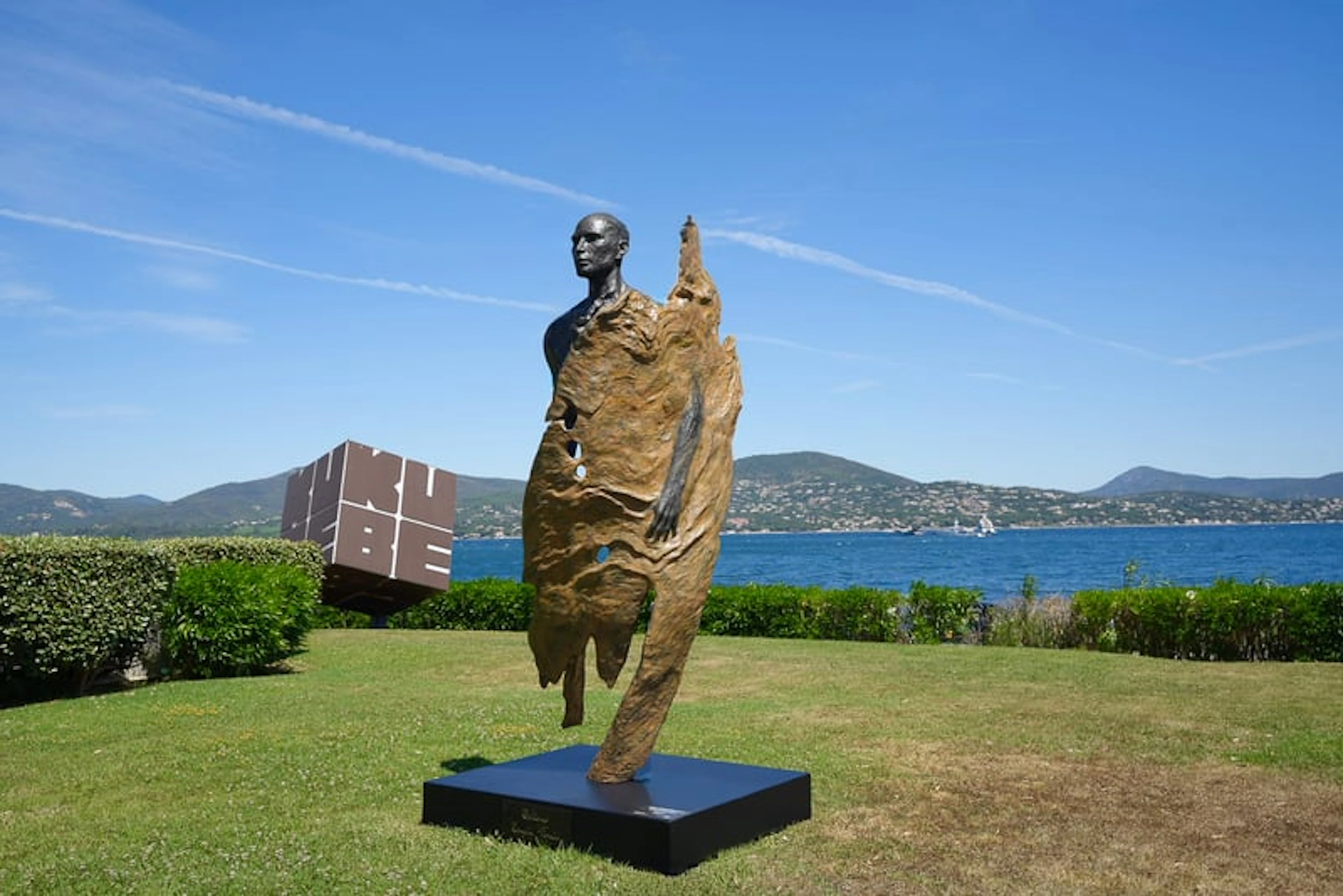Romain Tiercin – Contemporary Sculptor Working with Wood and Bronze