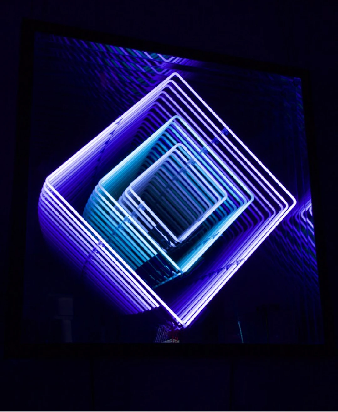 Emmanuelle RYBOJAD - Néon losange : violet / turquoise / blanc