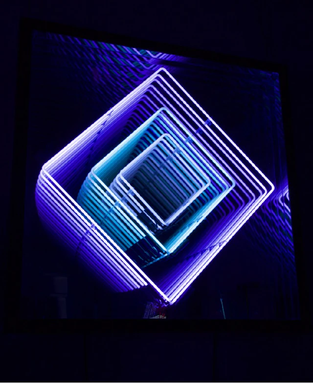 Emmanuelle RYBOJAD - Néon losange : violet / turquoise / blanc