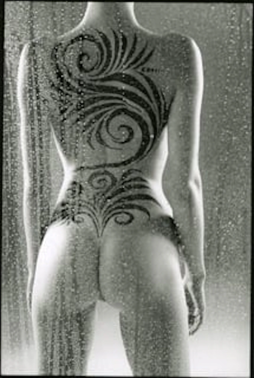 Hervé Lewis - Contemporary Photographer - Nu tatoué debout de dos