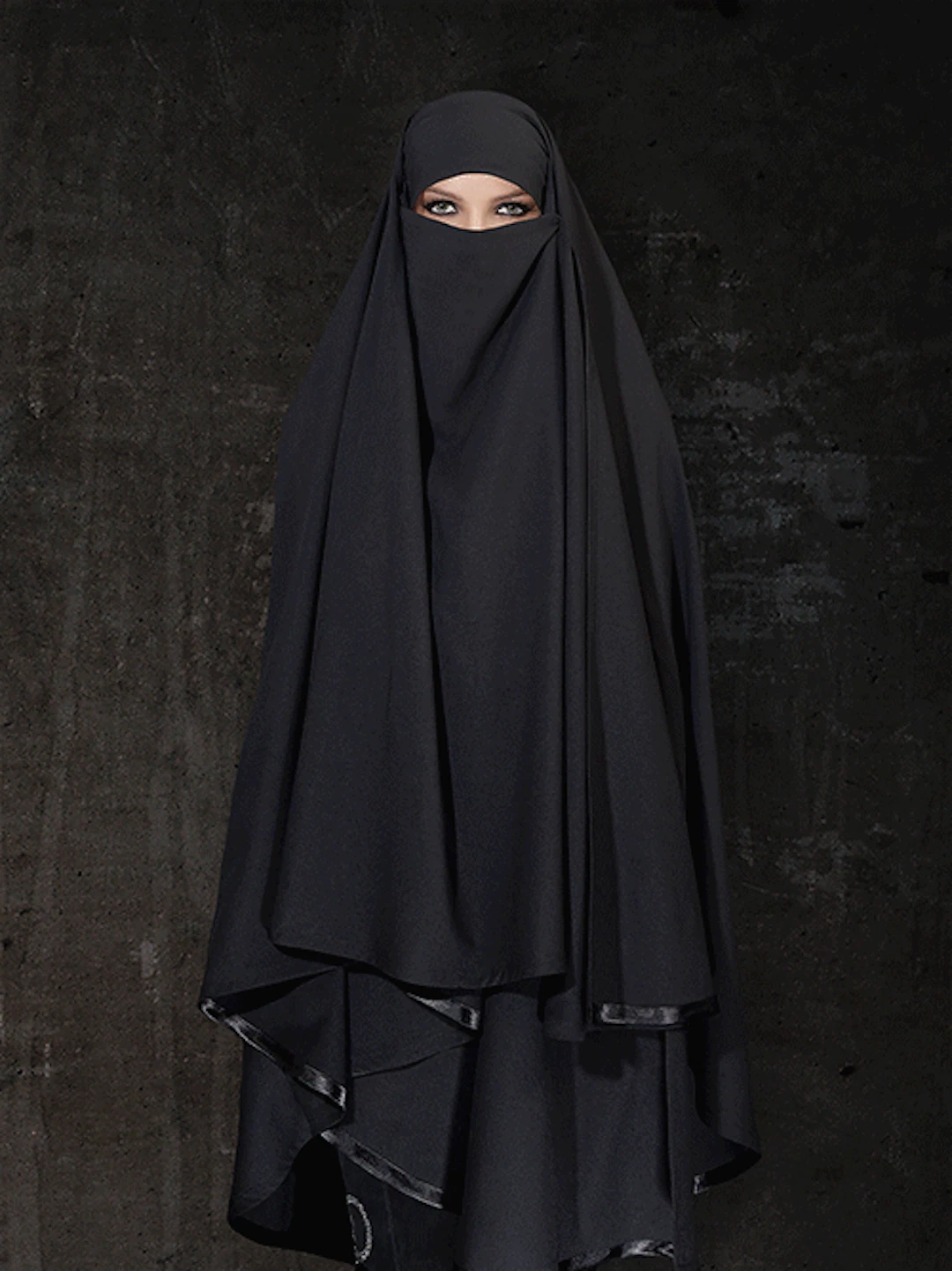 Cécile Plaisance - Contemporary Photographer - Inessa : Burqa Noire