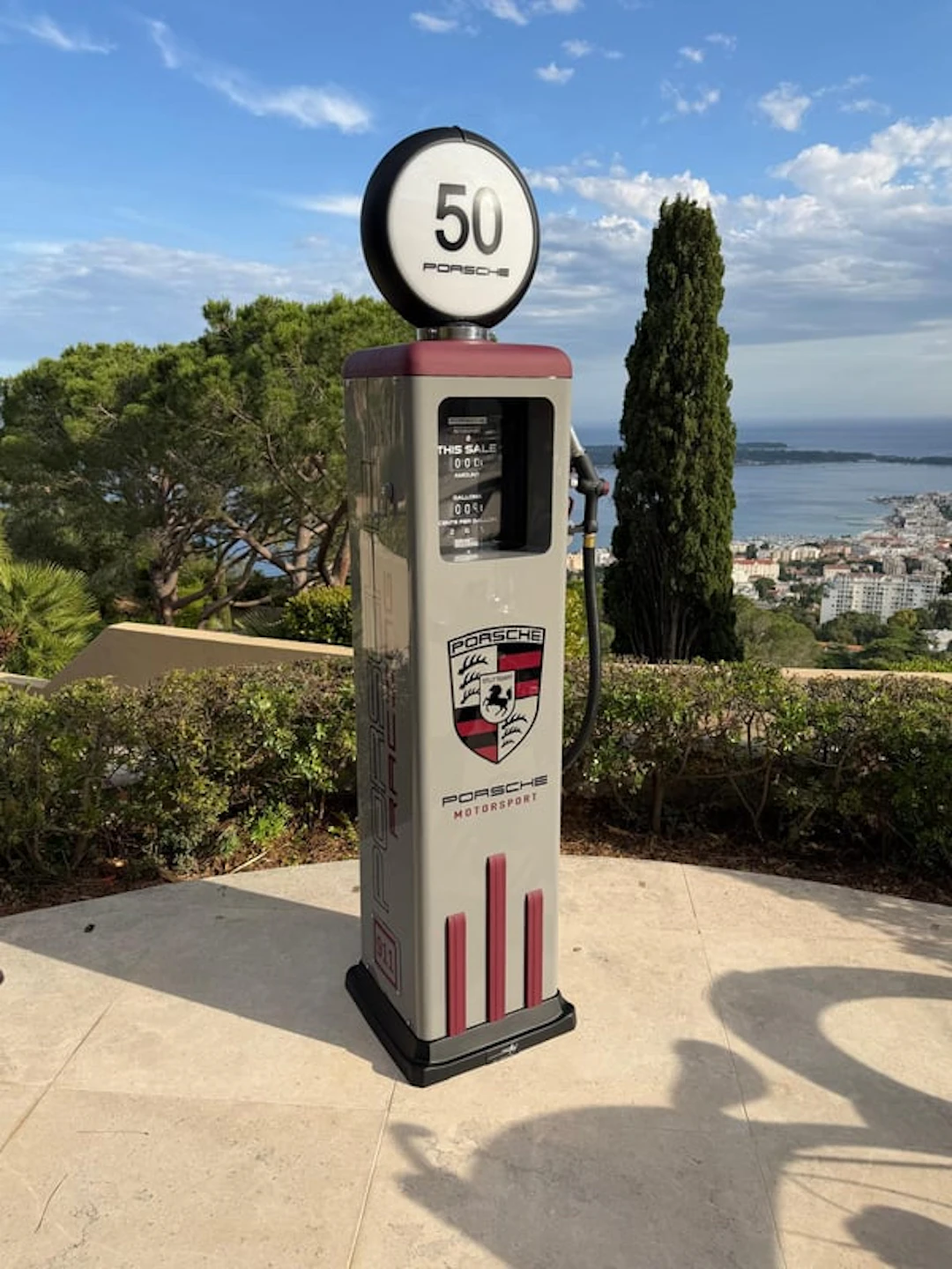 Erik Salin - Sculpteur Contemporain - Pompe à essende Porsche grise