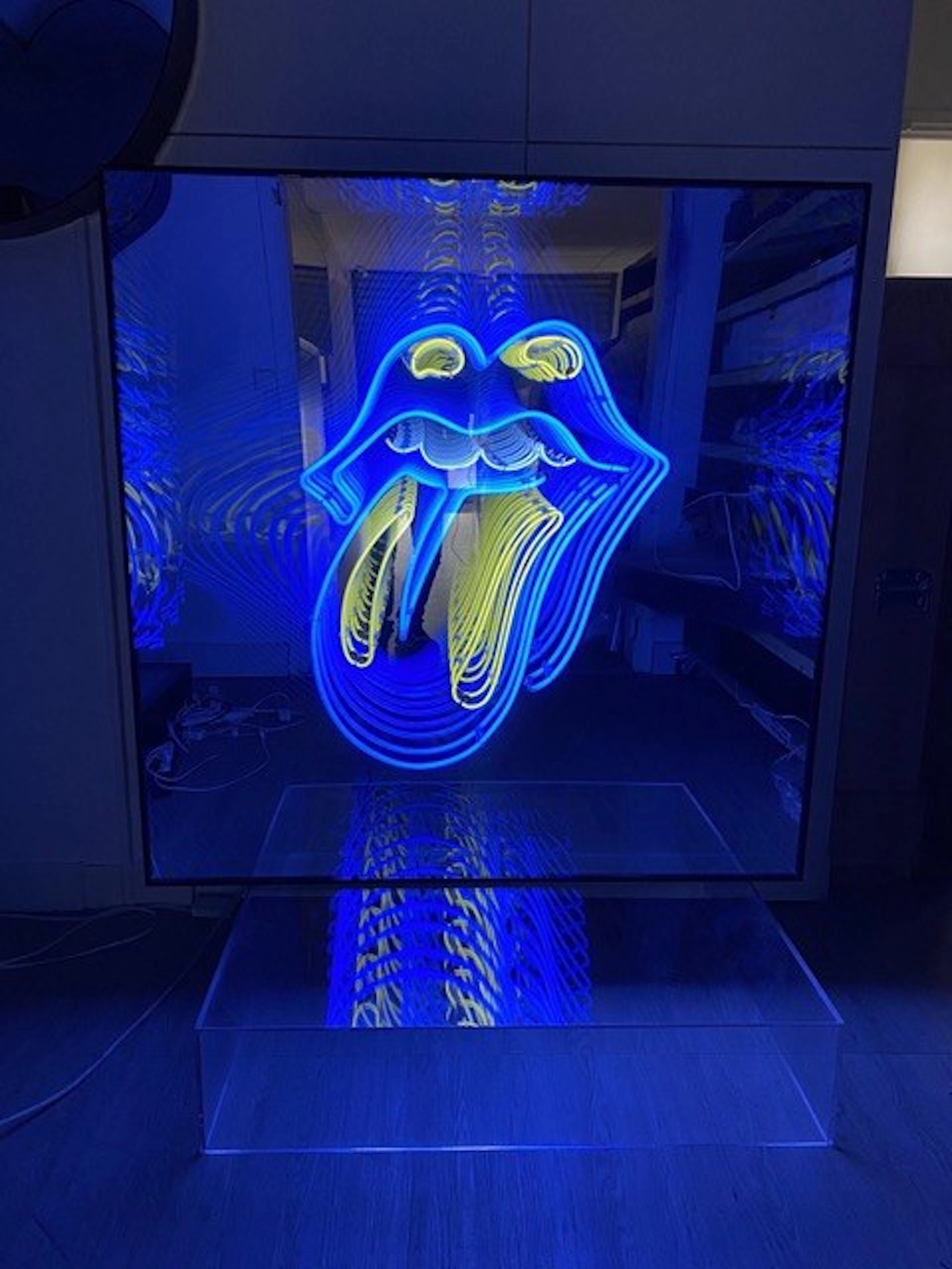 Emmanuelle RYBOJAD - Langue Stone / Bleu et Jaune - NEON