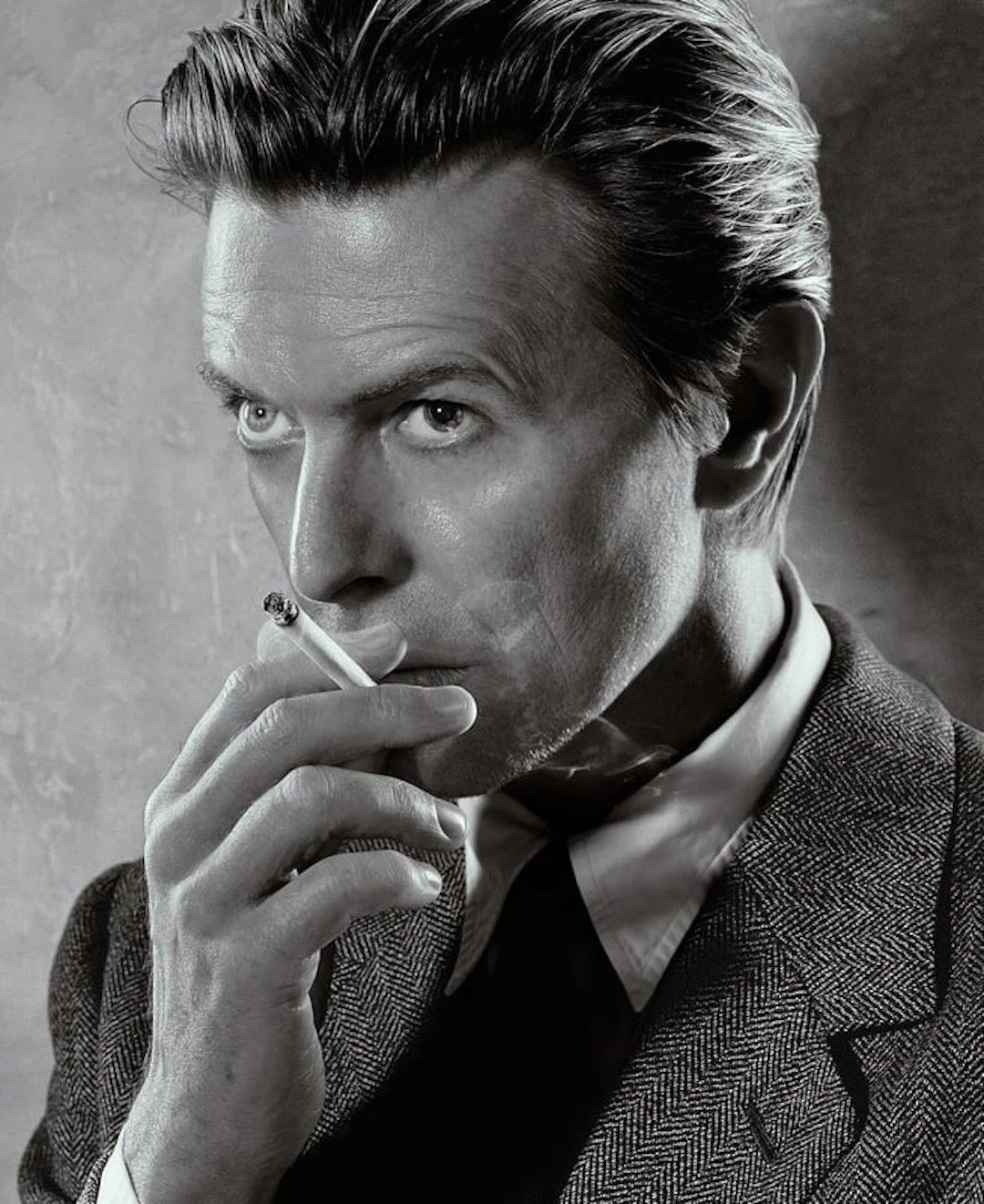 Markus Klinko - Celebrities Photographer - David Bowie : Smoking, B&W (large)