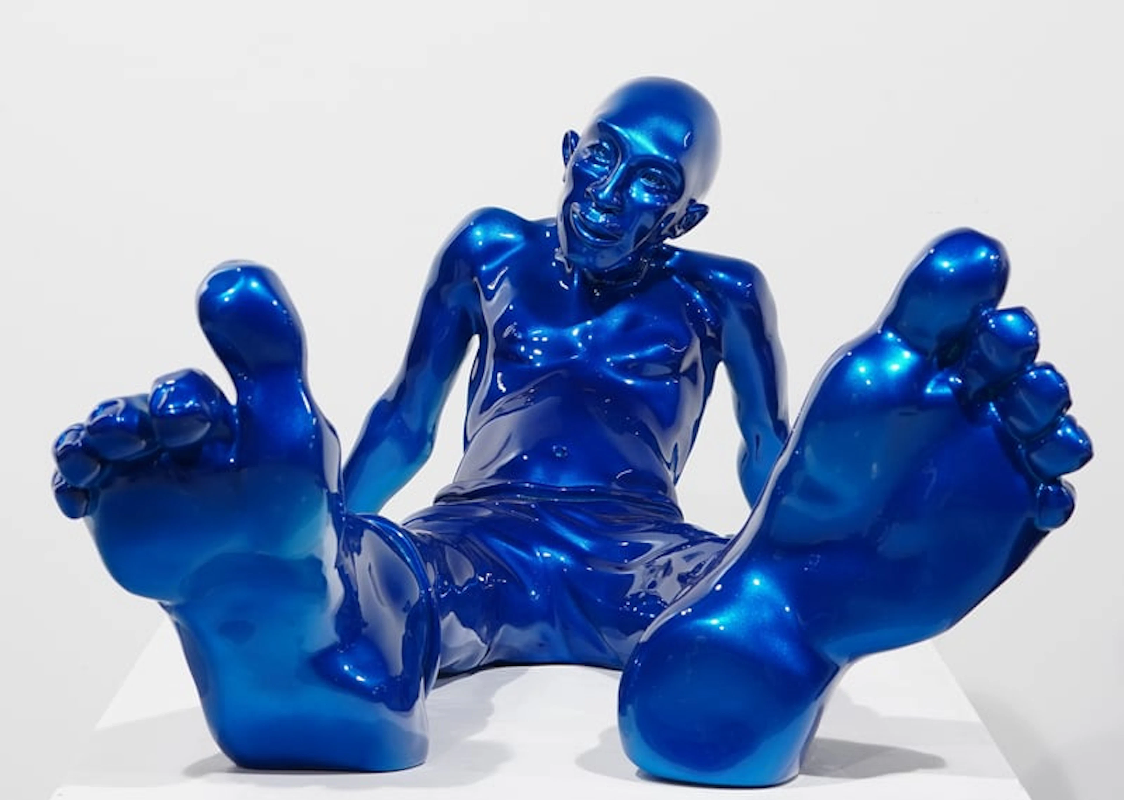 Idan Zareski - Contemporary Sculptor - Bigfoot 100 - Résine bleu