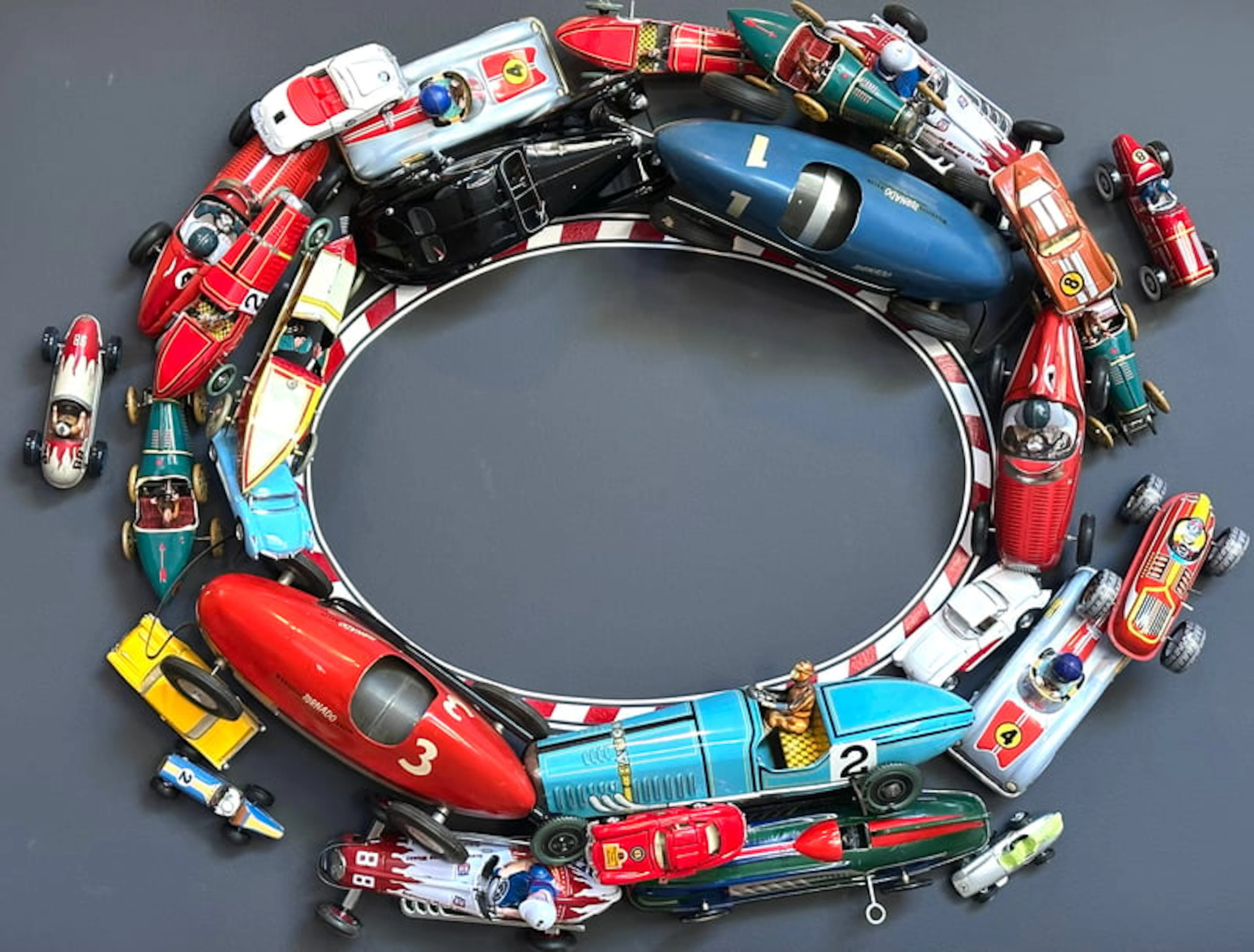 Phil Luangrath and Favio Landeira | Contemporary Sculptures - Chasing No 4
