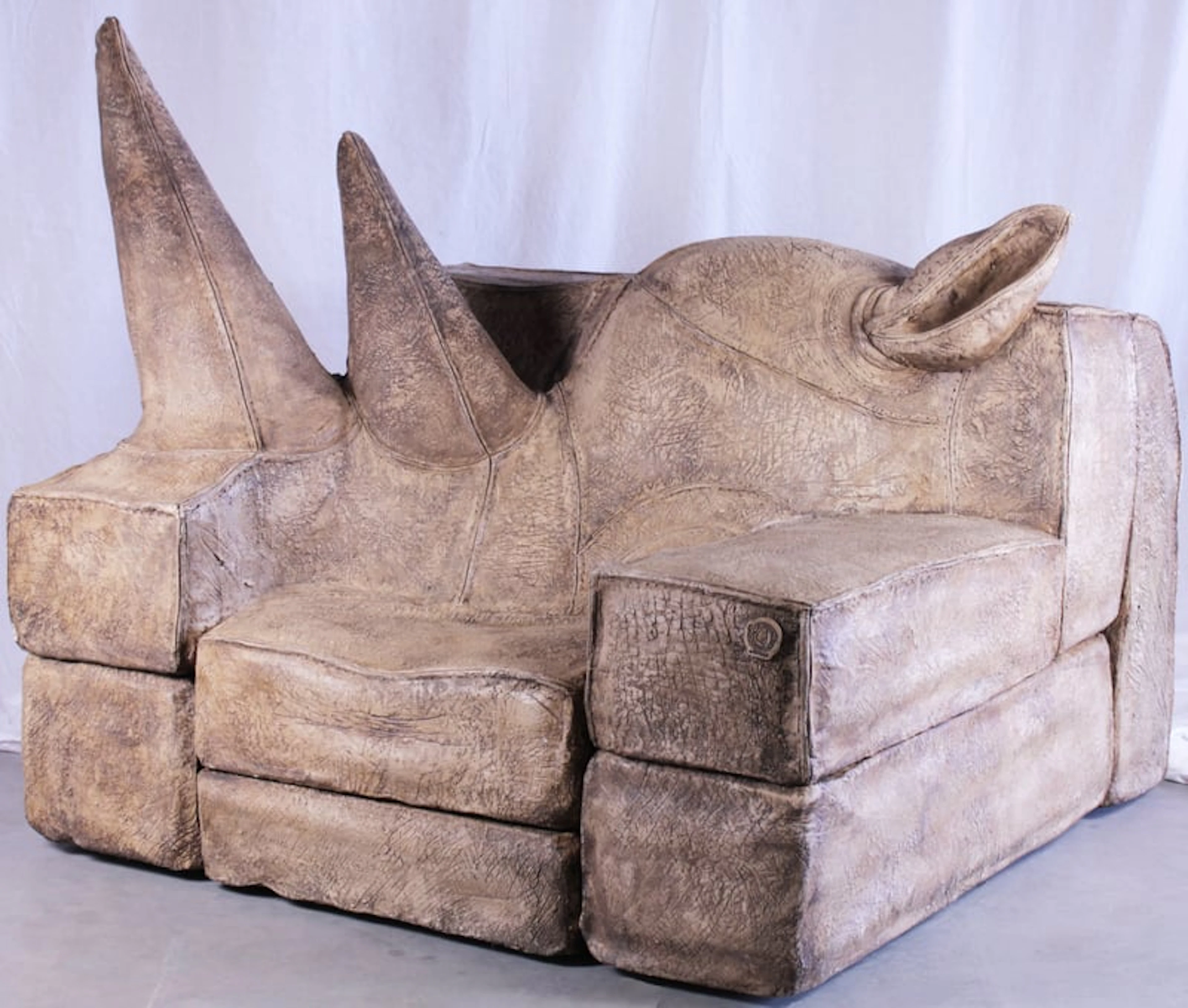 Stefano Bombardieri - Hyperrealist Contemporary Sculptor - Poltrona rhino