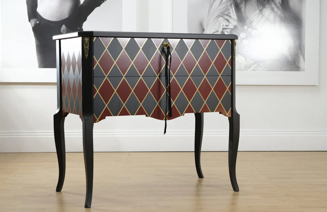Byrå Gustaviansk – Harlequin Red-Black-Gold Gustavian