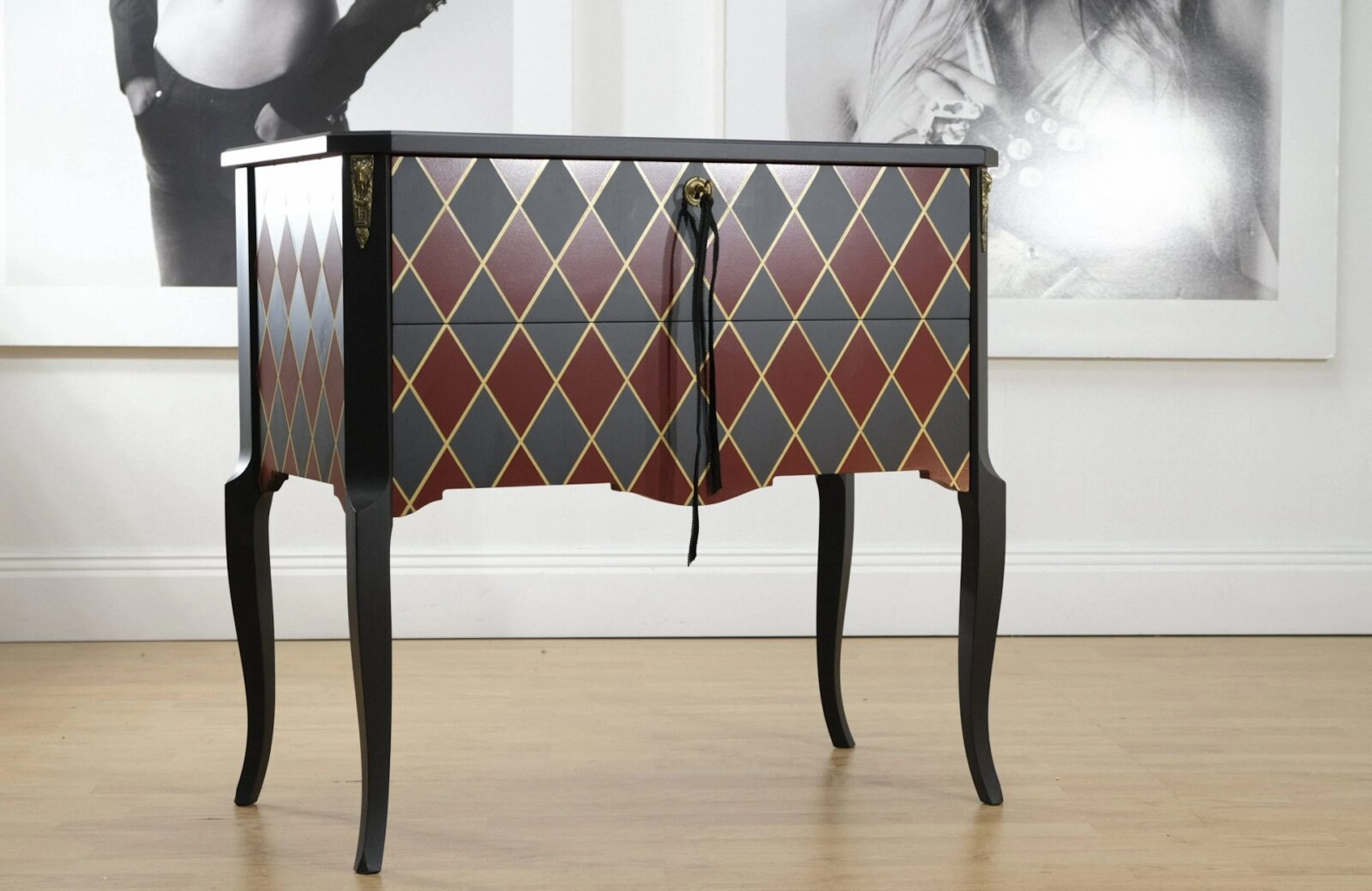 Byrå Gustaviansk – Harlequin Red-Black-Gold Gustavian