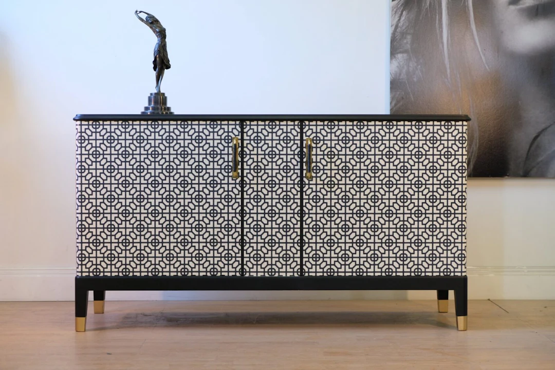 SIDEBOARD CA 1930 – GRAFISKT SVART/VIT – LIKNANDE KAN BESTÄLLAS