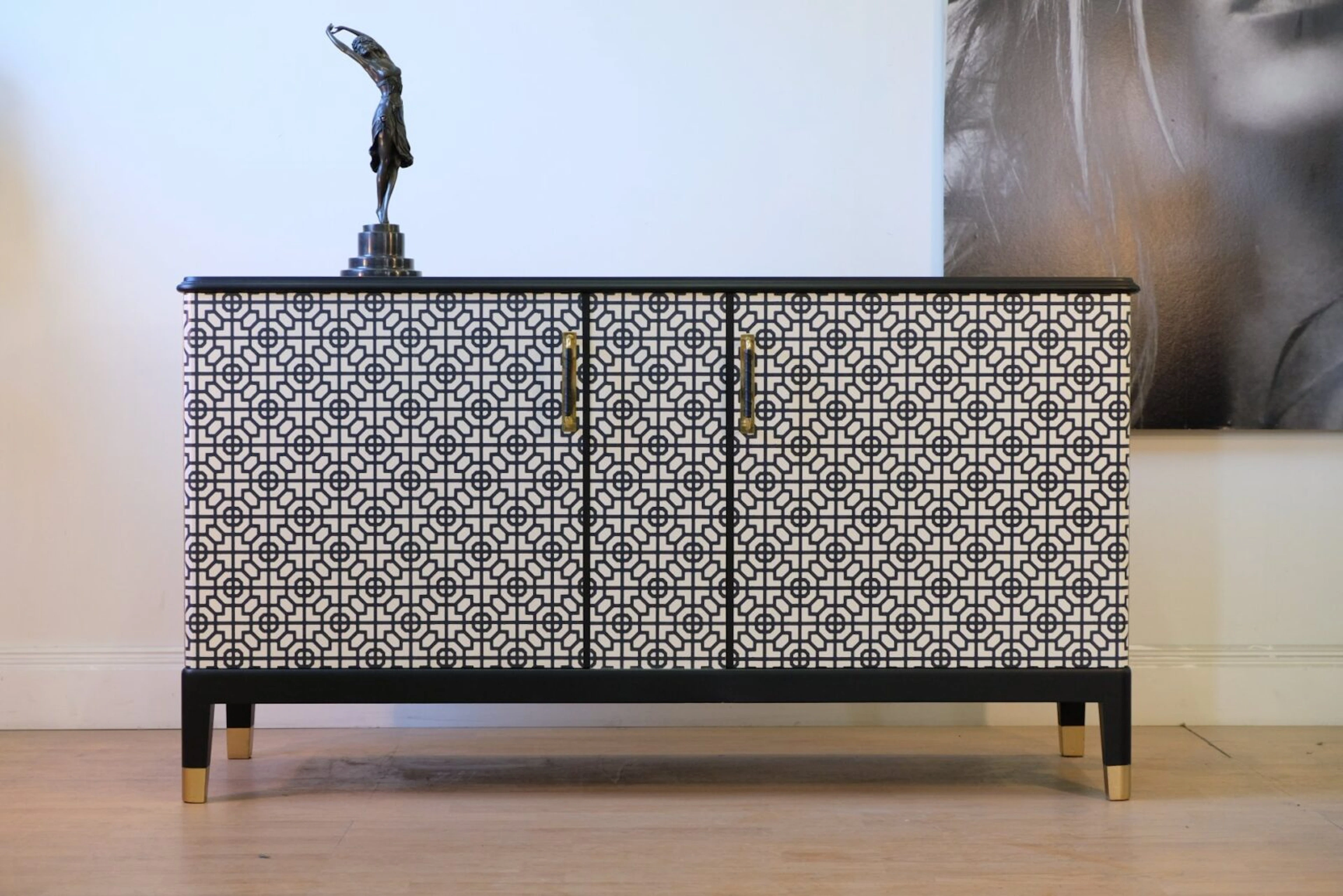 SIDEBOARD CA 1930 – GRAFISKT SVART/VIT – LIKNANDE KAN BESTÄLLAS