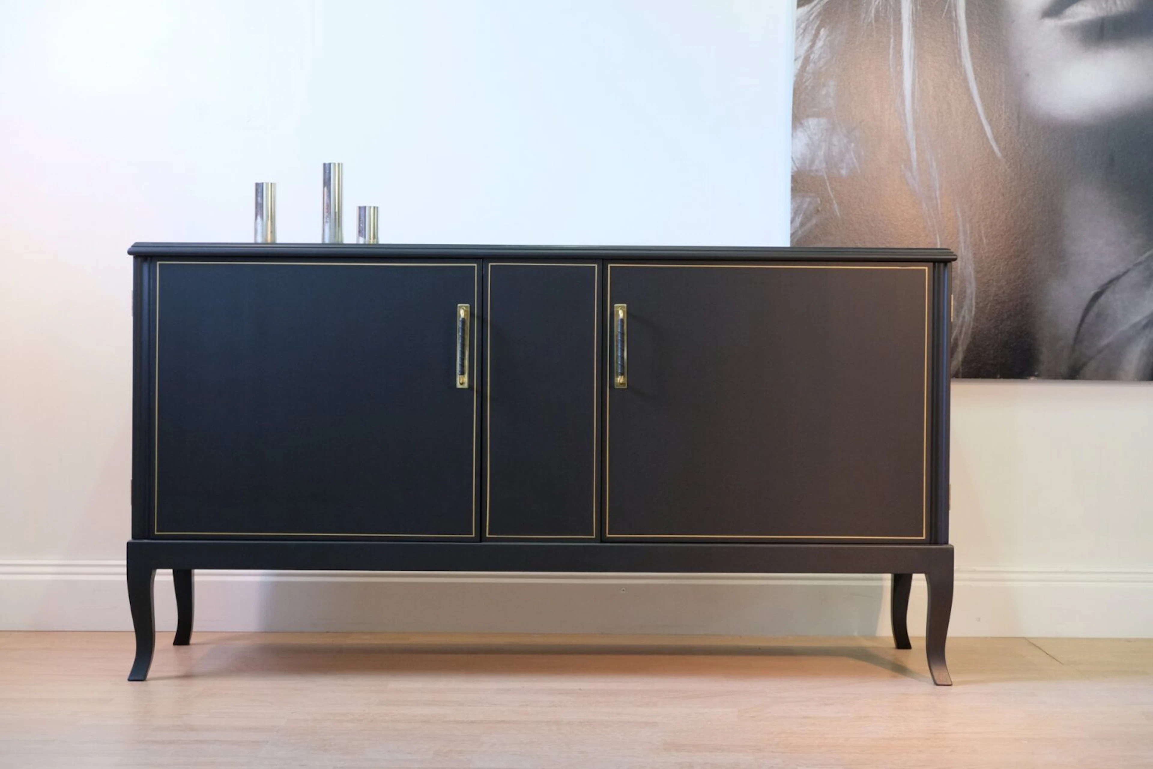 Sideboard antikt – ca 1930 – Matt svart/ guldramar – Liknande kan beställas