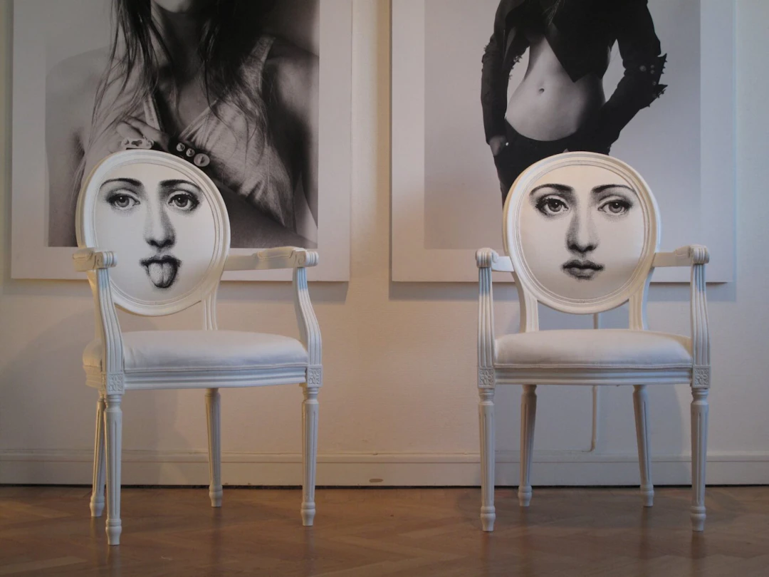 GUSTAVIANSKA KARMSTOLAR FORNASETTI – LIKNANDE KAN BESTÄLLAS