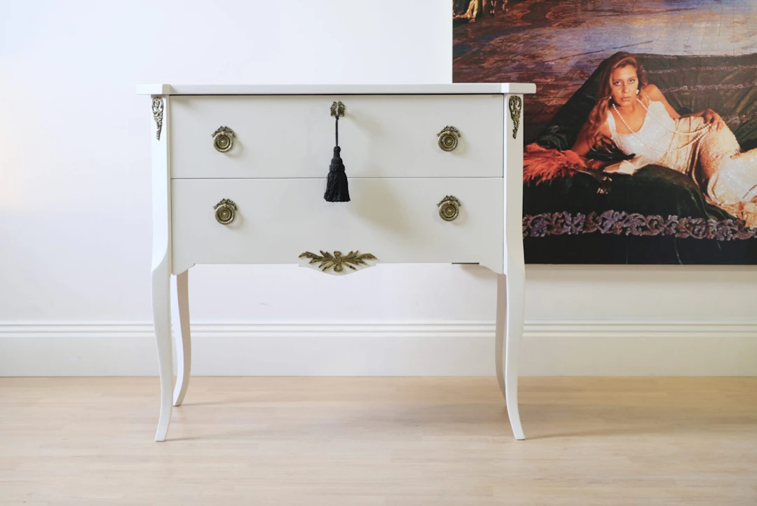 GUSTAVIANSK BYRÅ – PURE WHITE