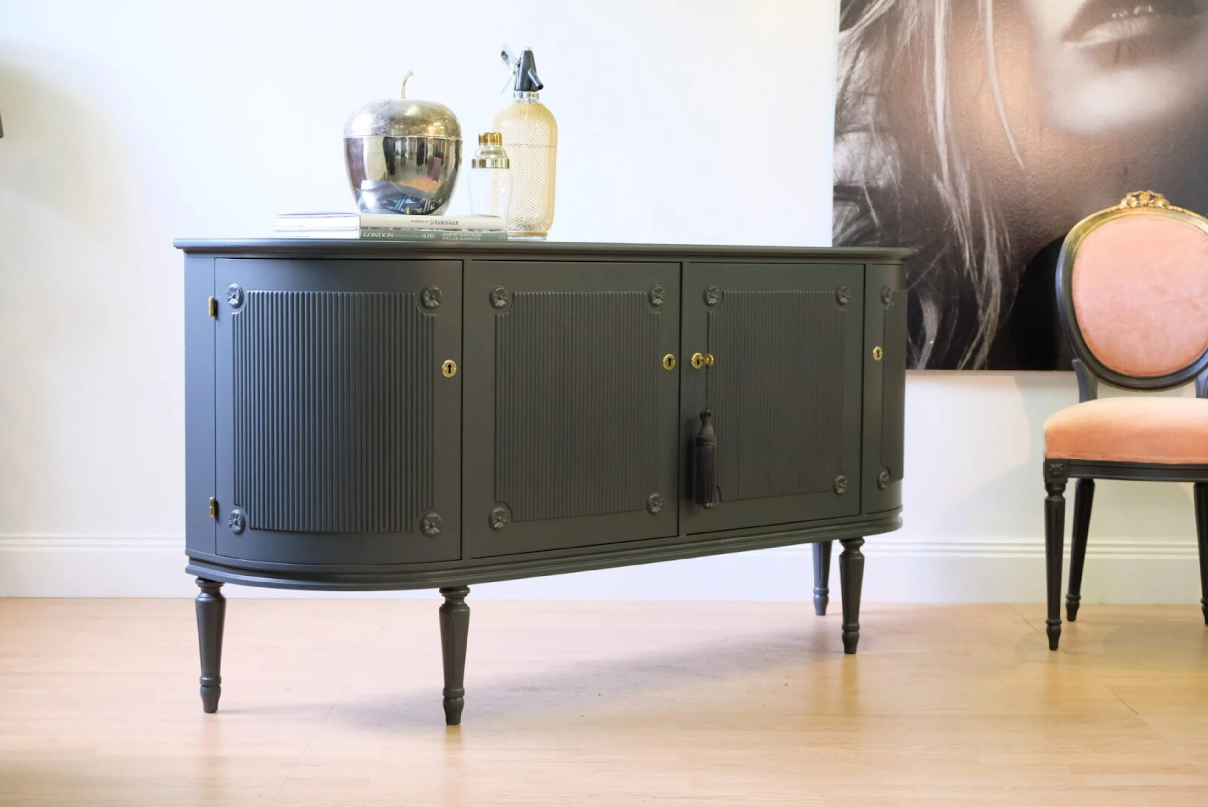 GUSTAVIANSKT SIDEBOARD – Liknande/Likadant går att beställa