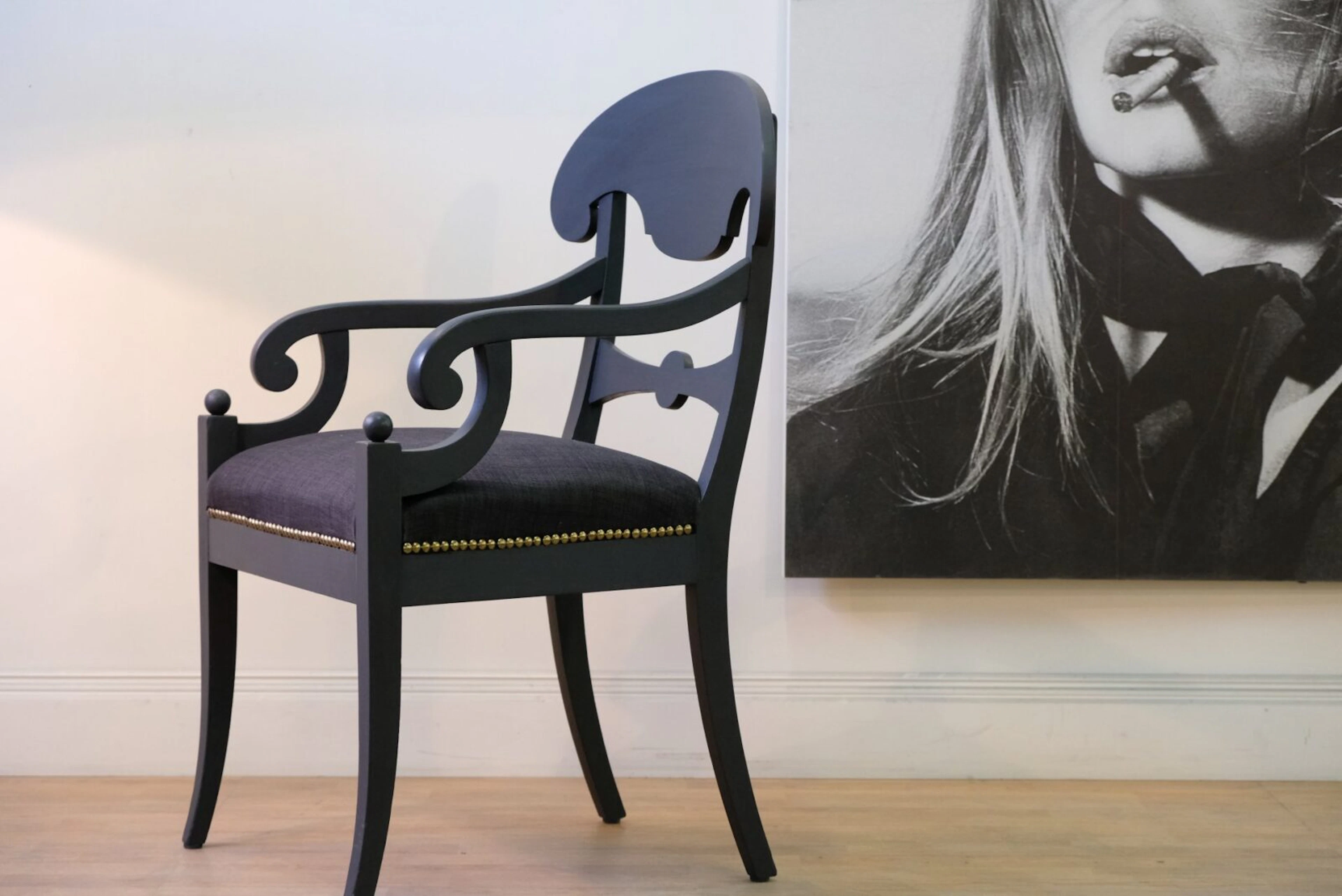KARMSTOL – EMPIRE – FARROW AND BALL OFF BLACK – LIKNANDE KAN BESTÄLLAS