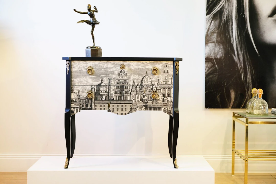 BYRÅ – PRINT FORNASETTI – LIKADAN KAN BESTÄLLAS