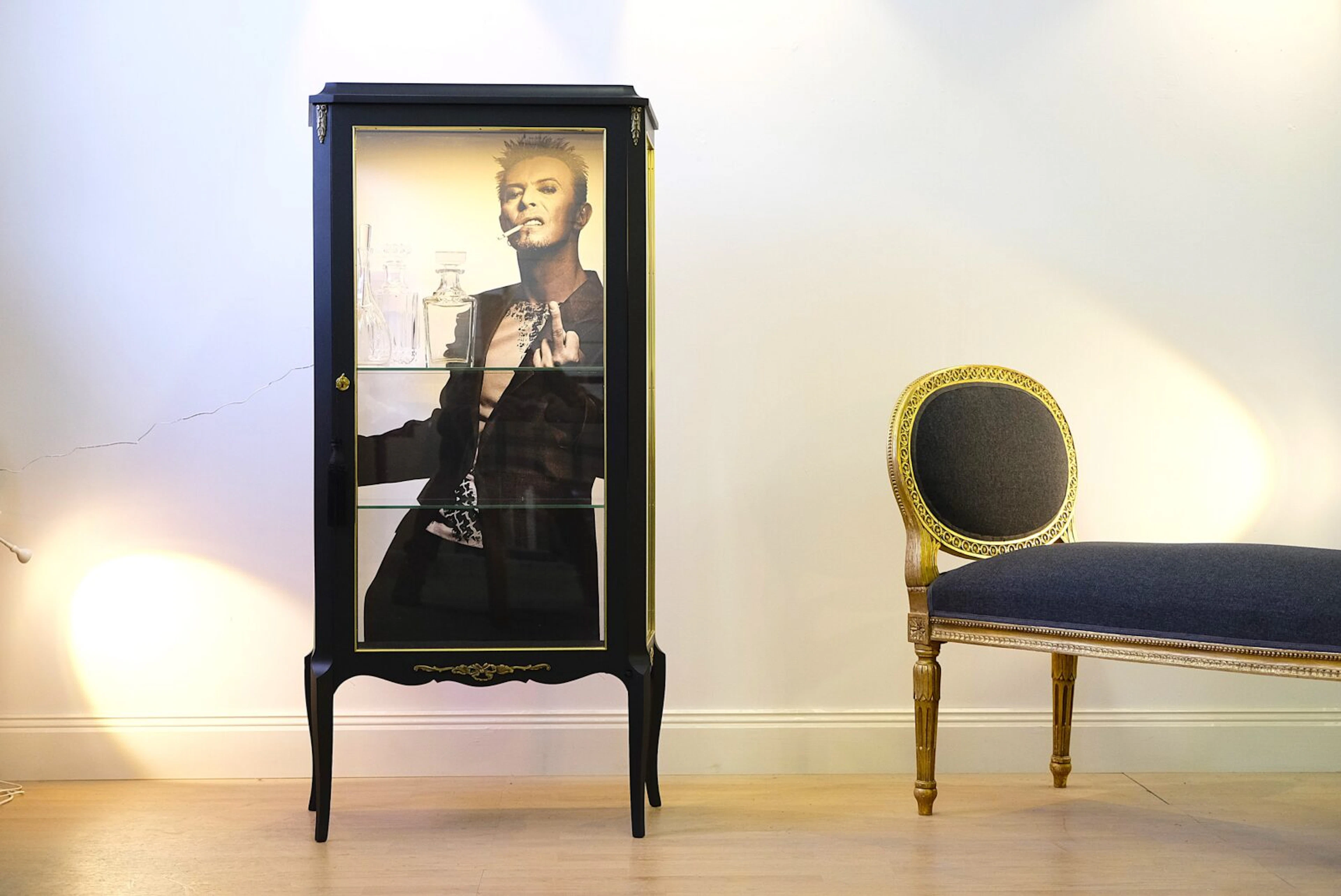 Vitrinskåp Louis XVI – David Bowie