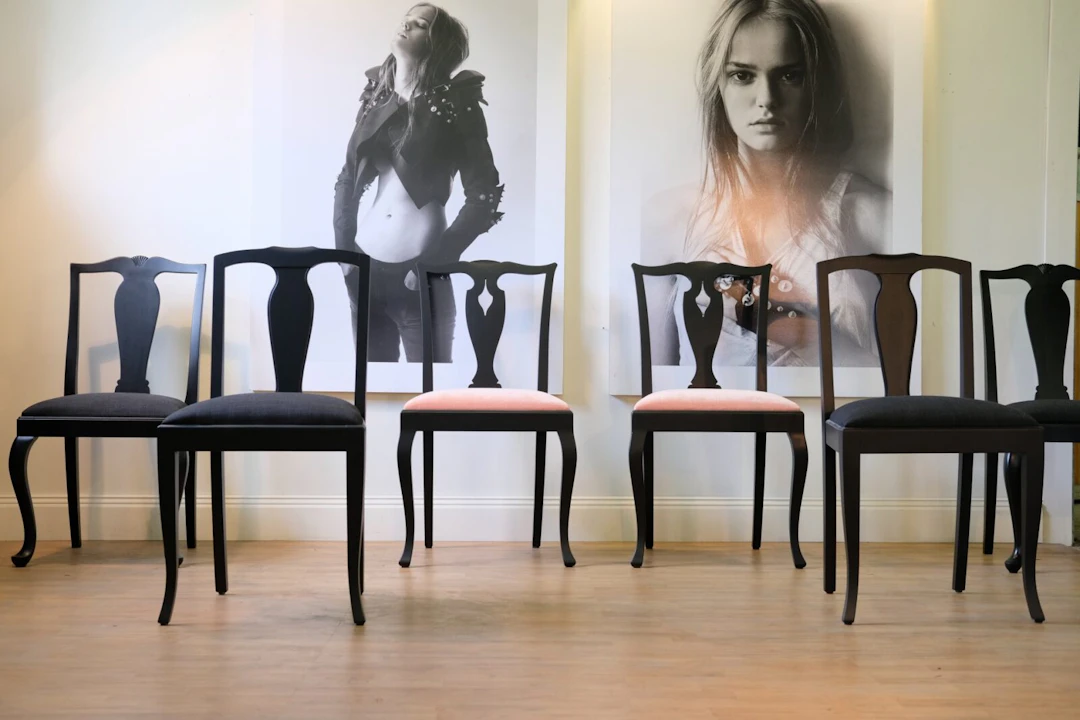 STOLAR – ANTIKA – NYRENOVERADE – LIKNANDE KAN BESTÄLLAS
