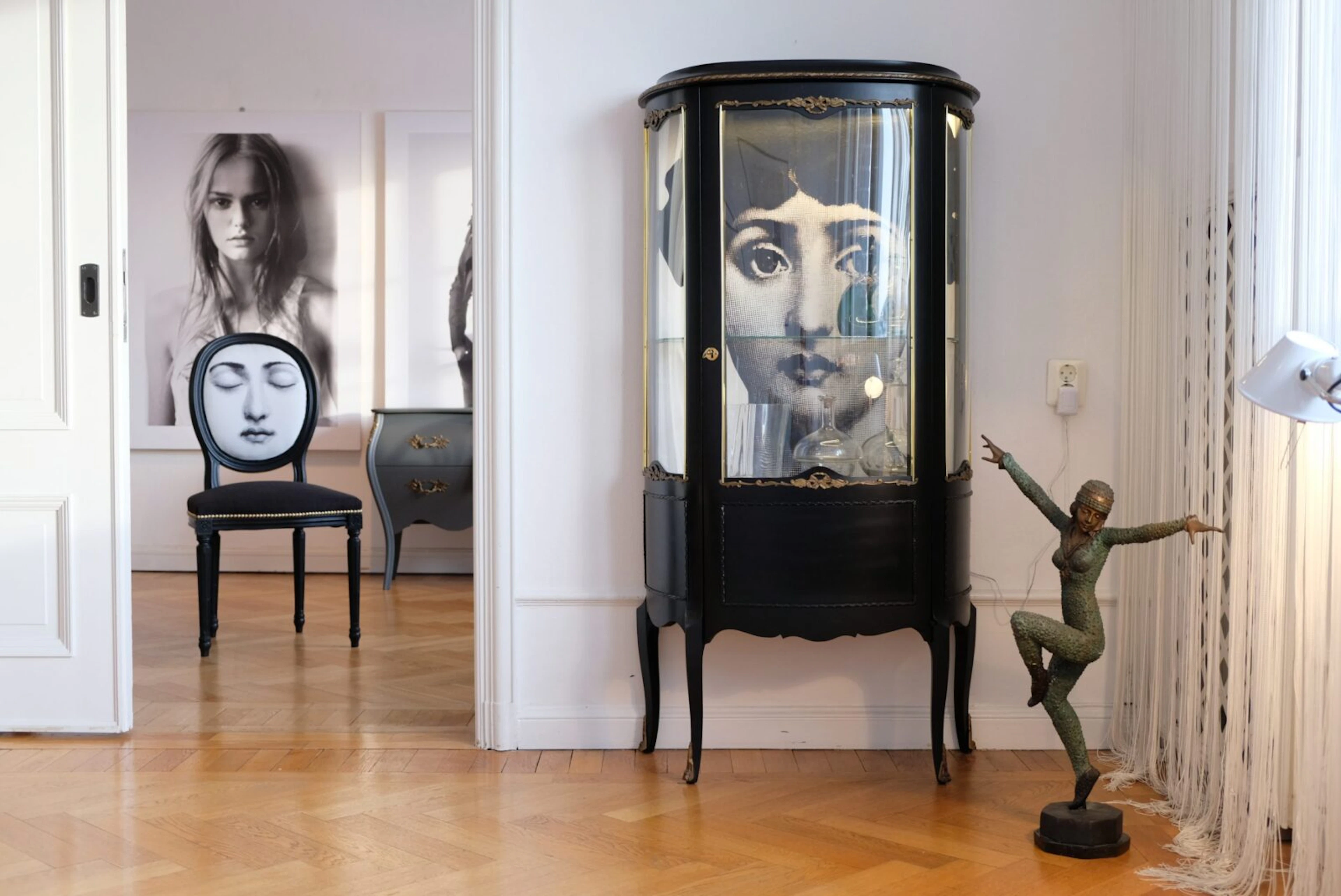 Vitrinskåp antikt – Louis XVI – Fornasetti – Till Salu