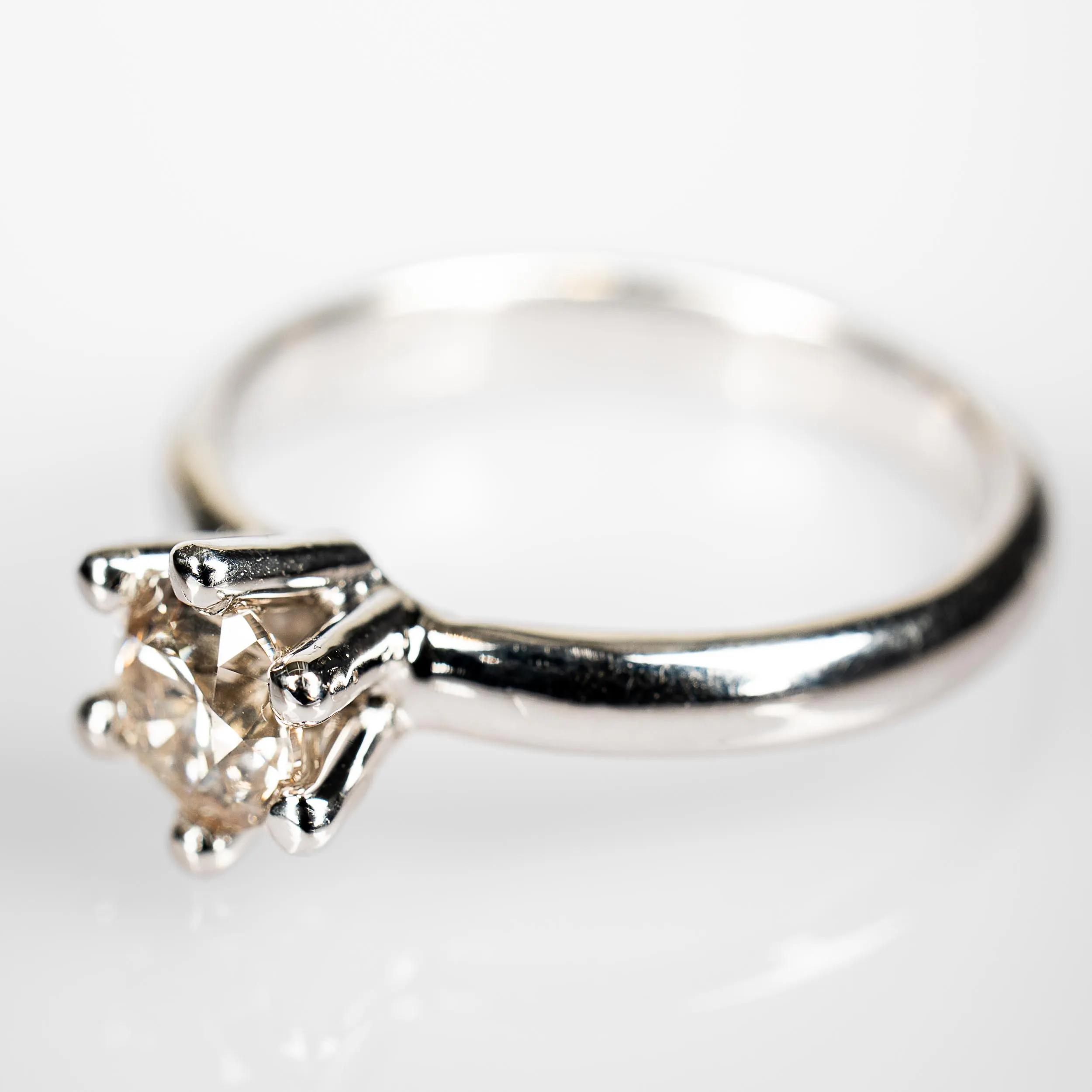 ENSTENSRING. 14K Guld med briljantslipad diamant 1,02 ct.