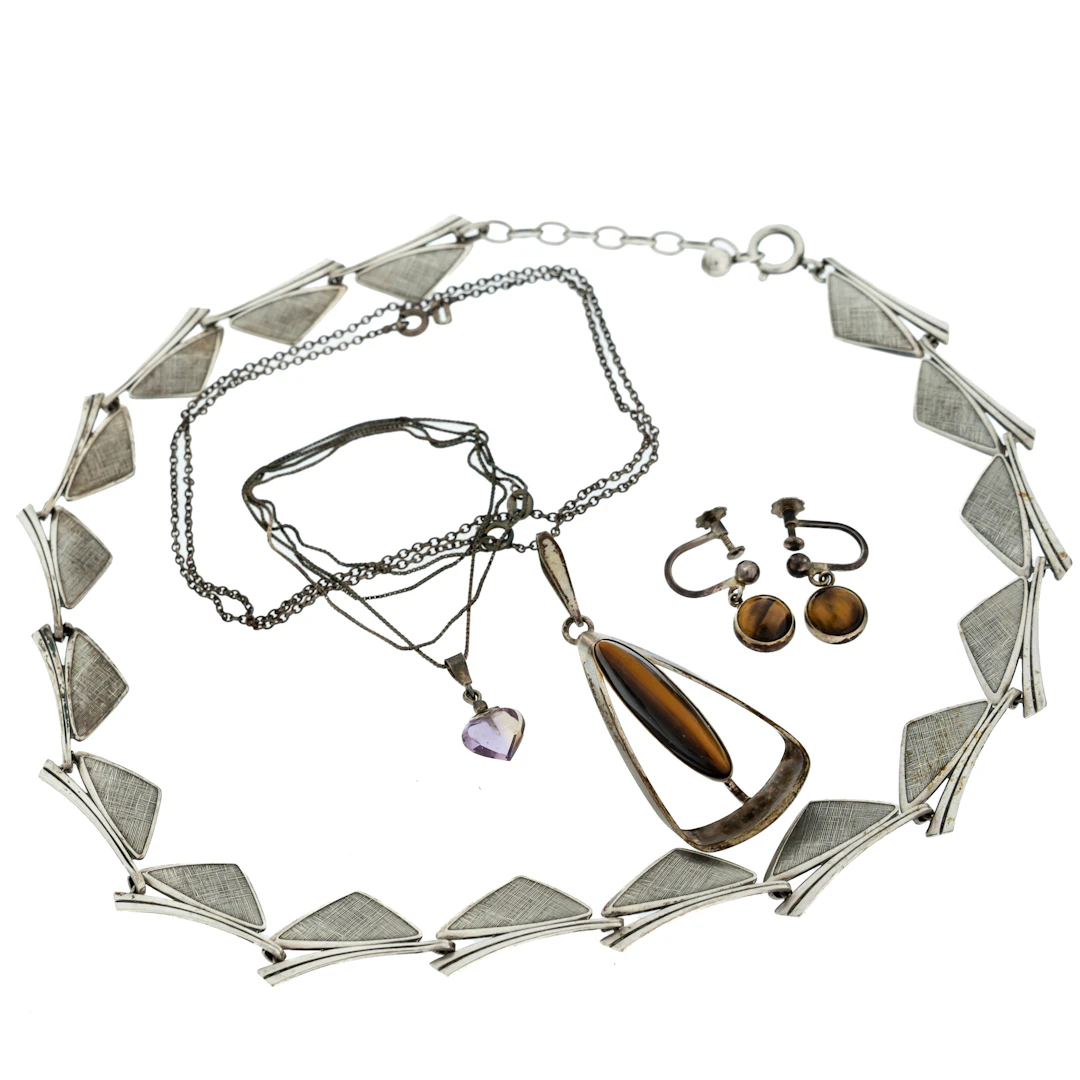 SAMLING SMYCKEN, Halsband 3 st, Örhängen ett par, Silver, 1900-tal.