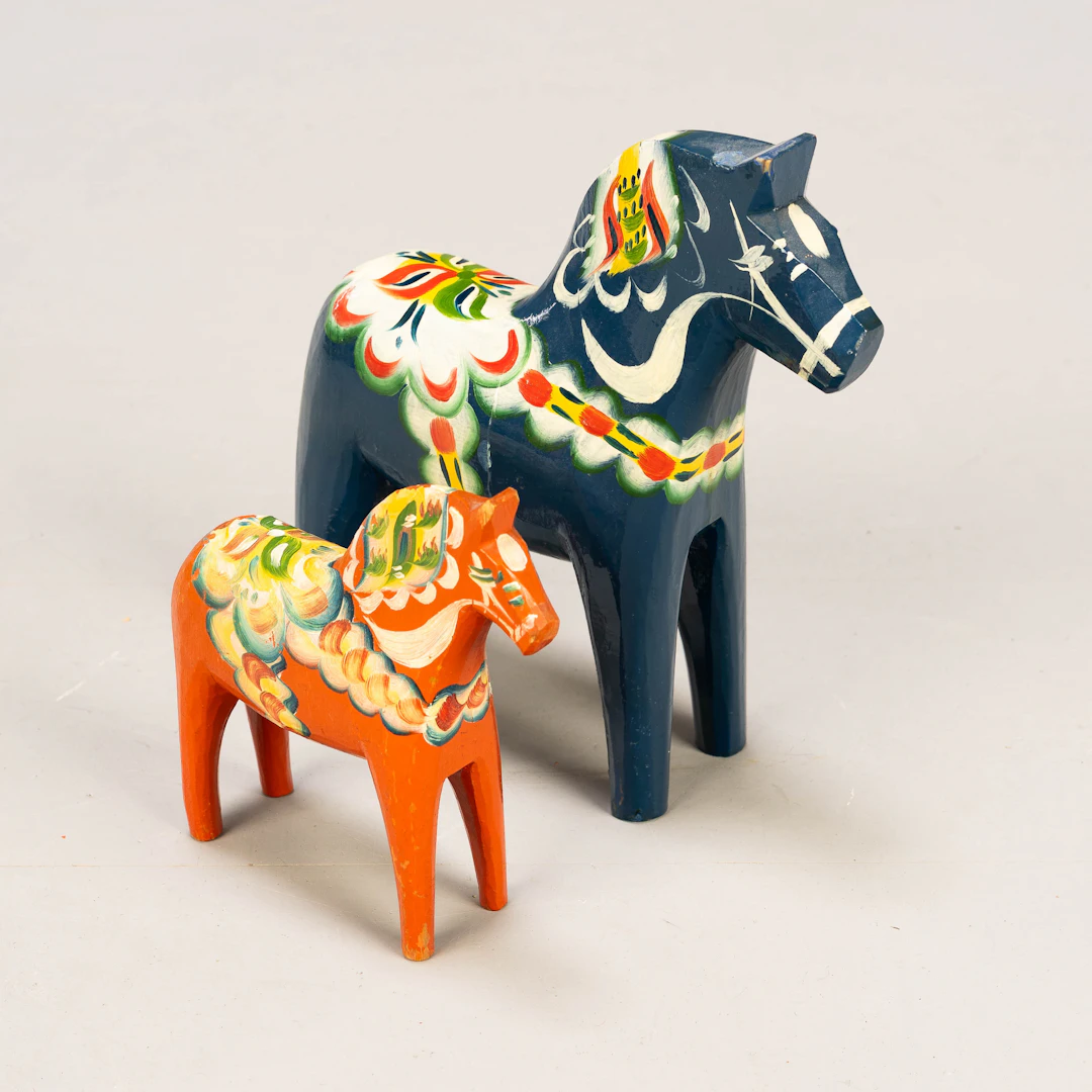 DALAHÄSTAR, Orsa, röd & blå, 1953 (2st).