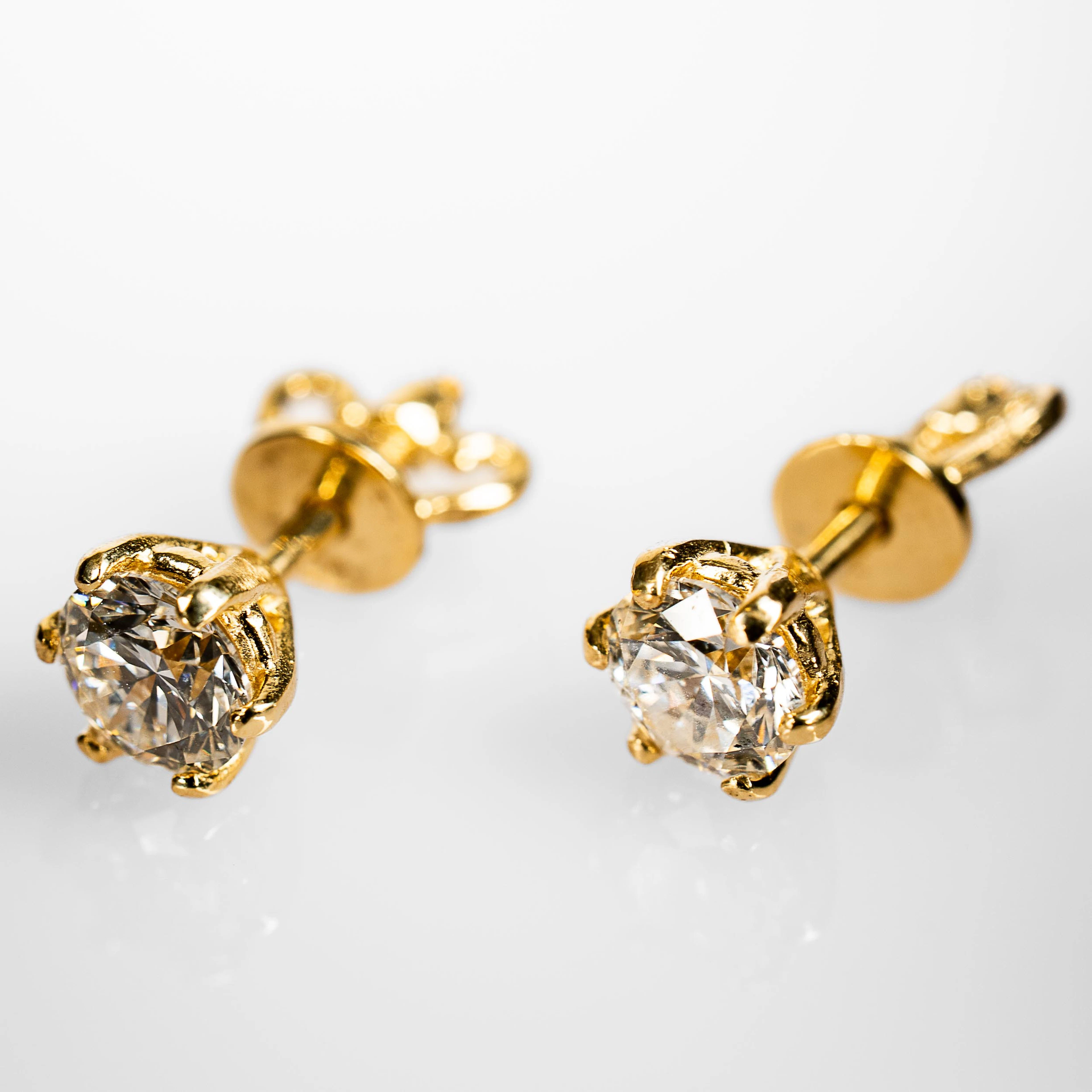 ÖRHÄNGEN. 14K Guld med briljantslipade diamanter 1,12 ct (2st).