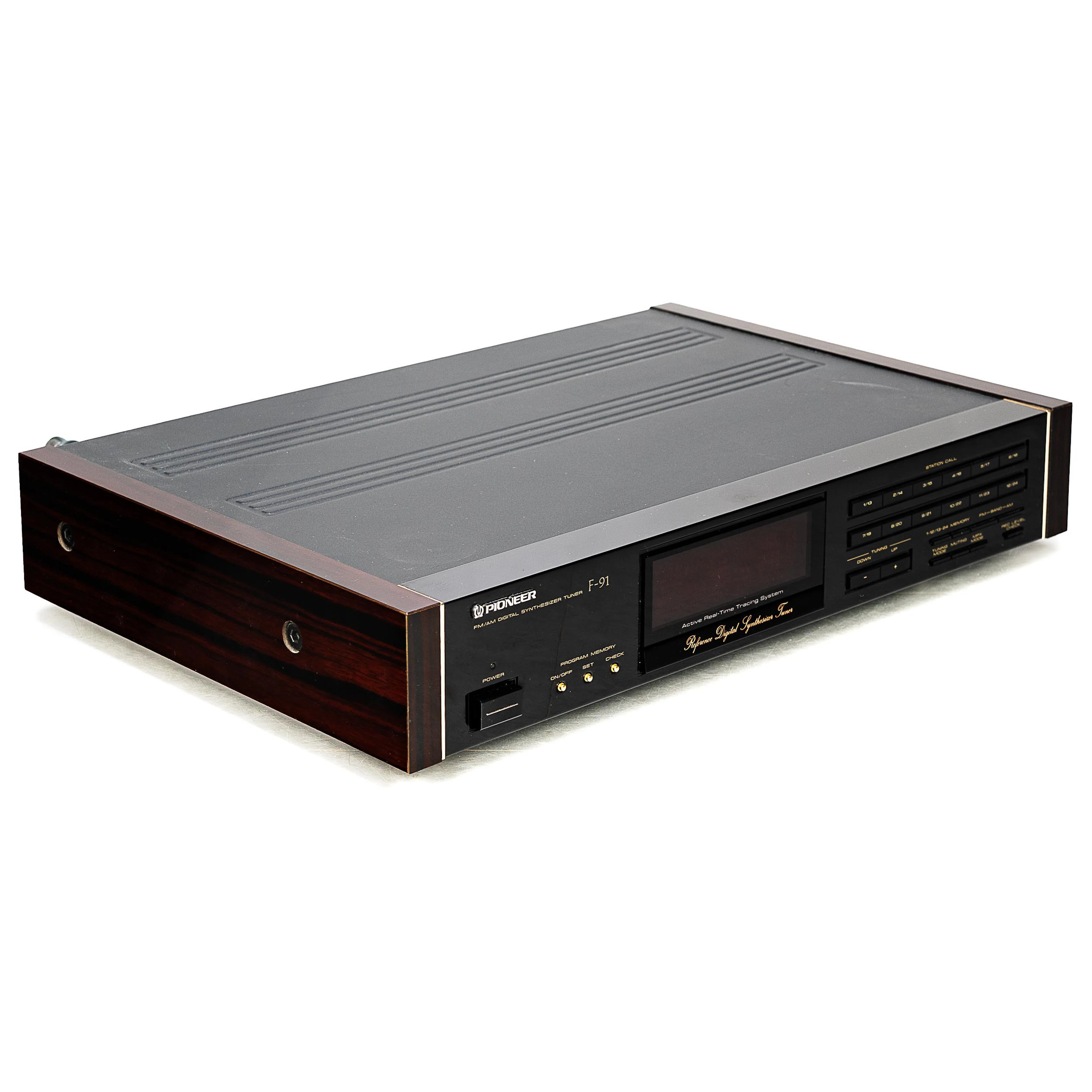 PIONEER F-91 "Urushi", Reference digital sythesizer tuner.