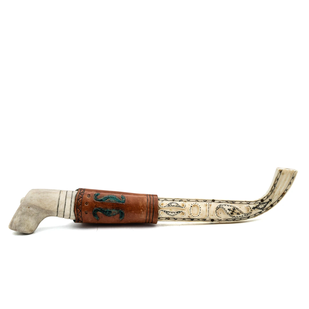 OIDENTIFIERAD SLÖJDARE. Halvhornskniv, Slöjd, Monogramsignerad, 1956.