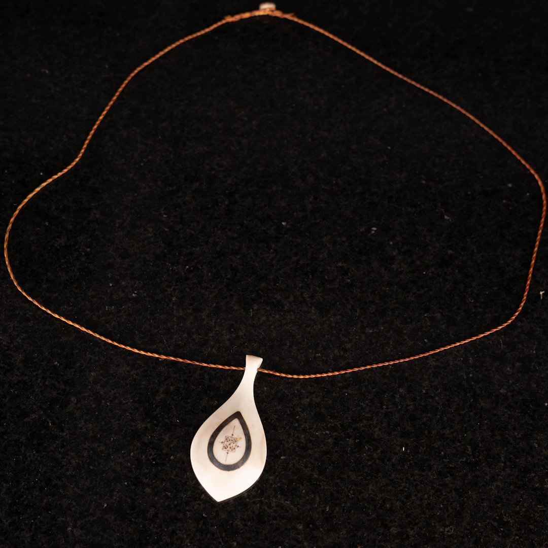 SUNE ENOKSSON. Halsband, Sameslöjd, Renhorn, Signerad.