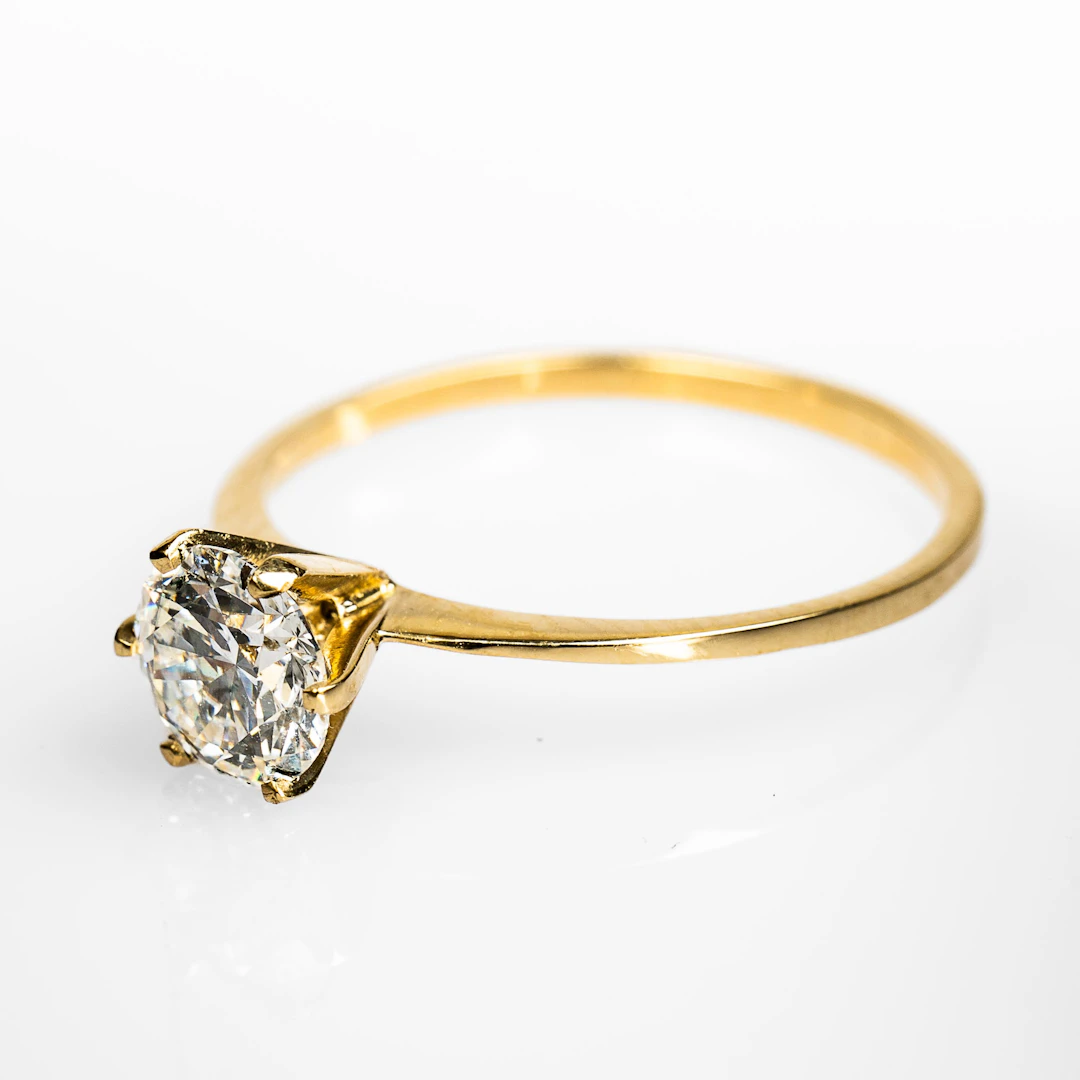 ENSTENSRING. 14K Guld med briljantslipad diamant 0,96 ct.