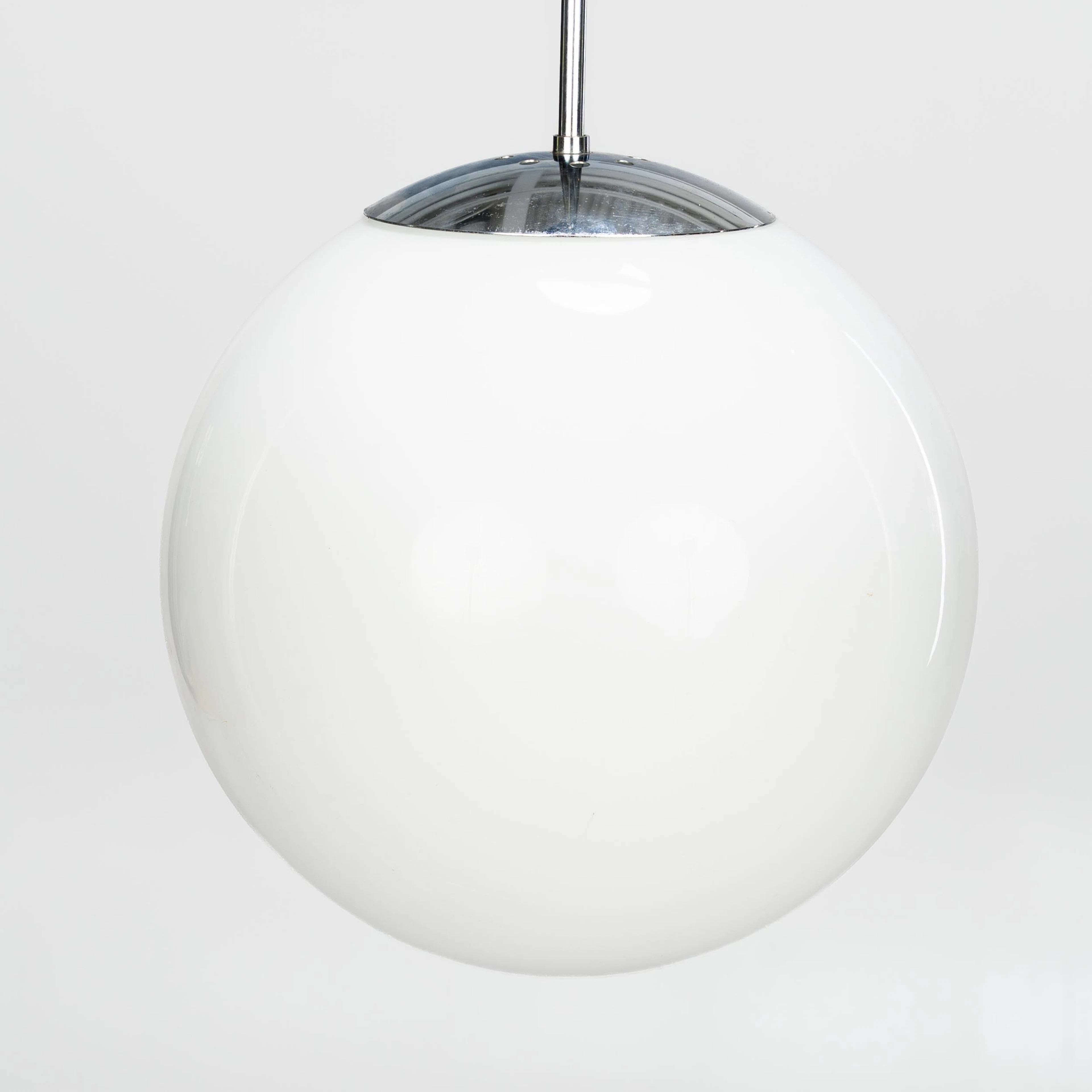 T. RØSTE & CO. KLOTLAMPA, opalglas och metall, funkis, 1930/40-tal.