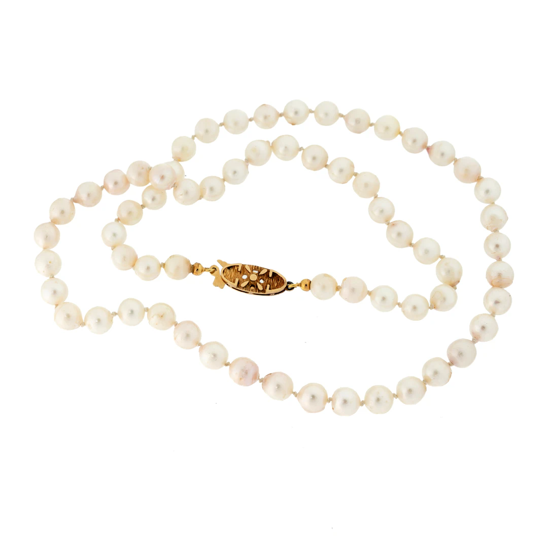 PÄRLCOLLIER. Odlade pärlor med lås av 18K Guld 1900-tal.