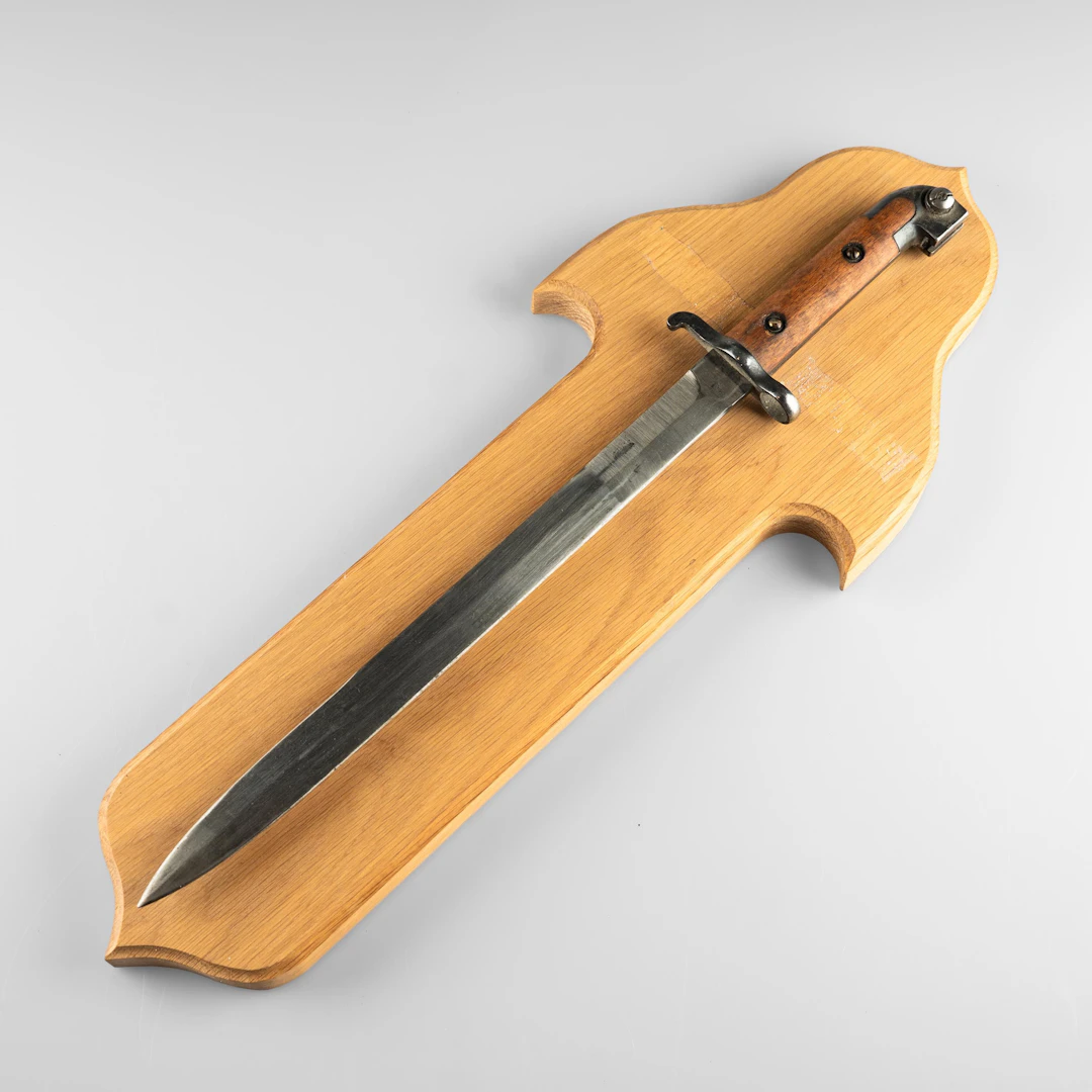 BAJONETT, Svensk, M/1894-1914 på ekplanka.