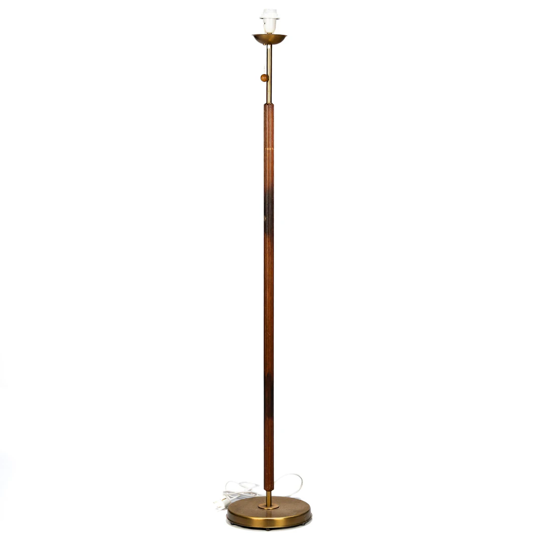 GOLVLAMPA, teak/mässing, Ateljè lyktan, Åhus.