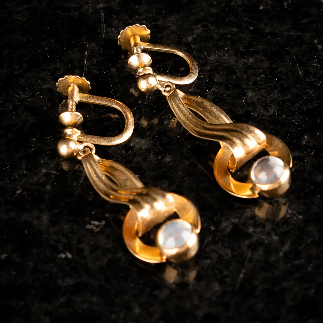 ÖRHÄNGEN MED STEN, Ett par, Guld 18K, GVH, 1956.