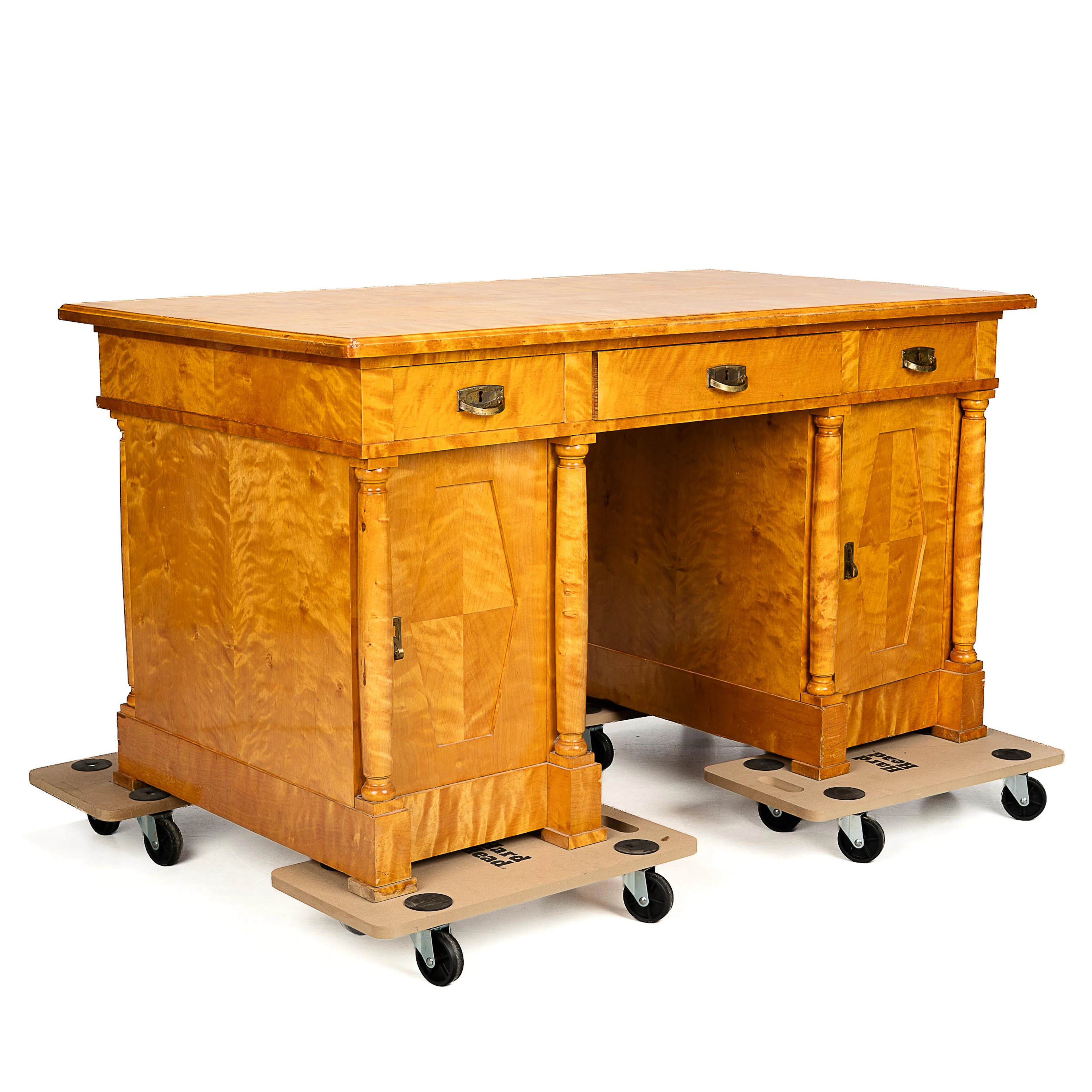 SKRIVBORD, Karl Johan-stil, tredelat, björk, 1900-talets första hälft.