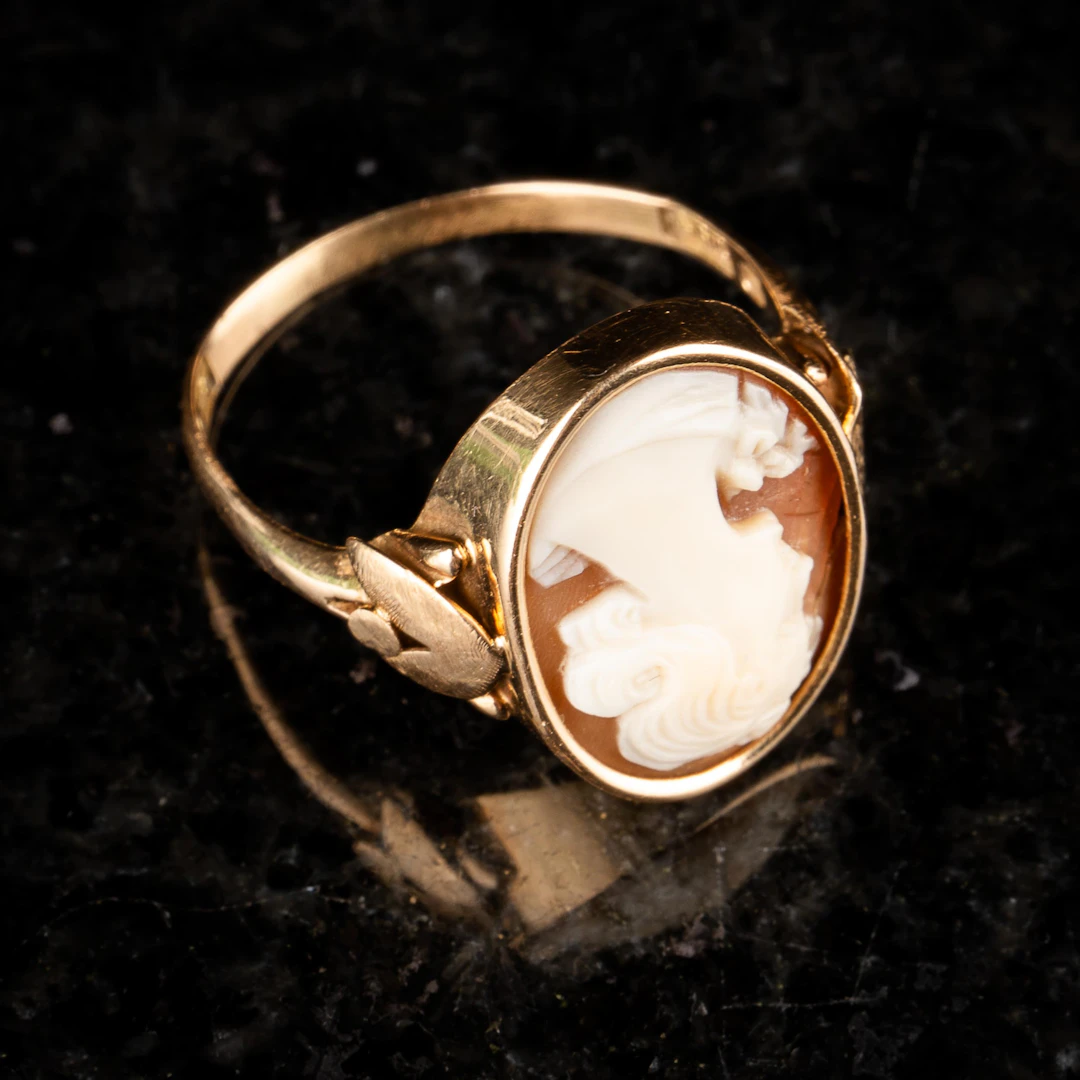 RING. 18K Guld, Camé 1900-tal.