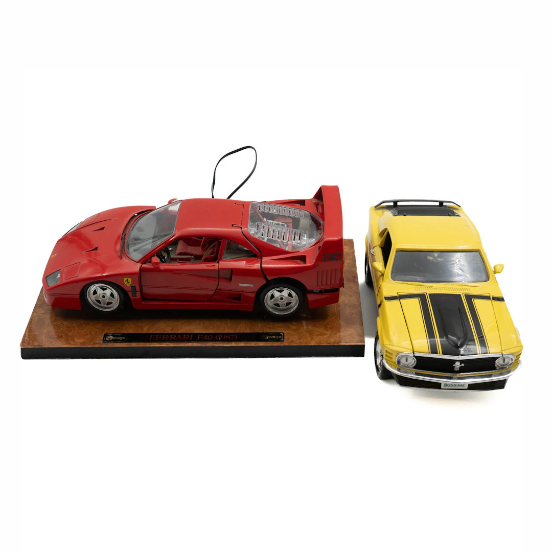 MODELLBILAR, 2 st, Ford Mustang och Ferrari F40, ERTL och Bburago