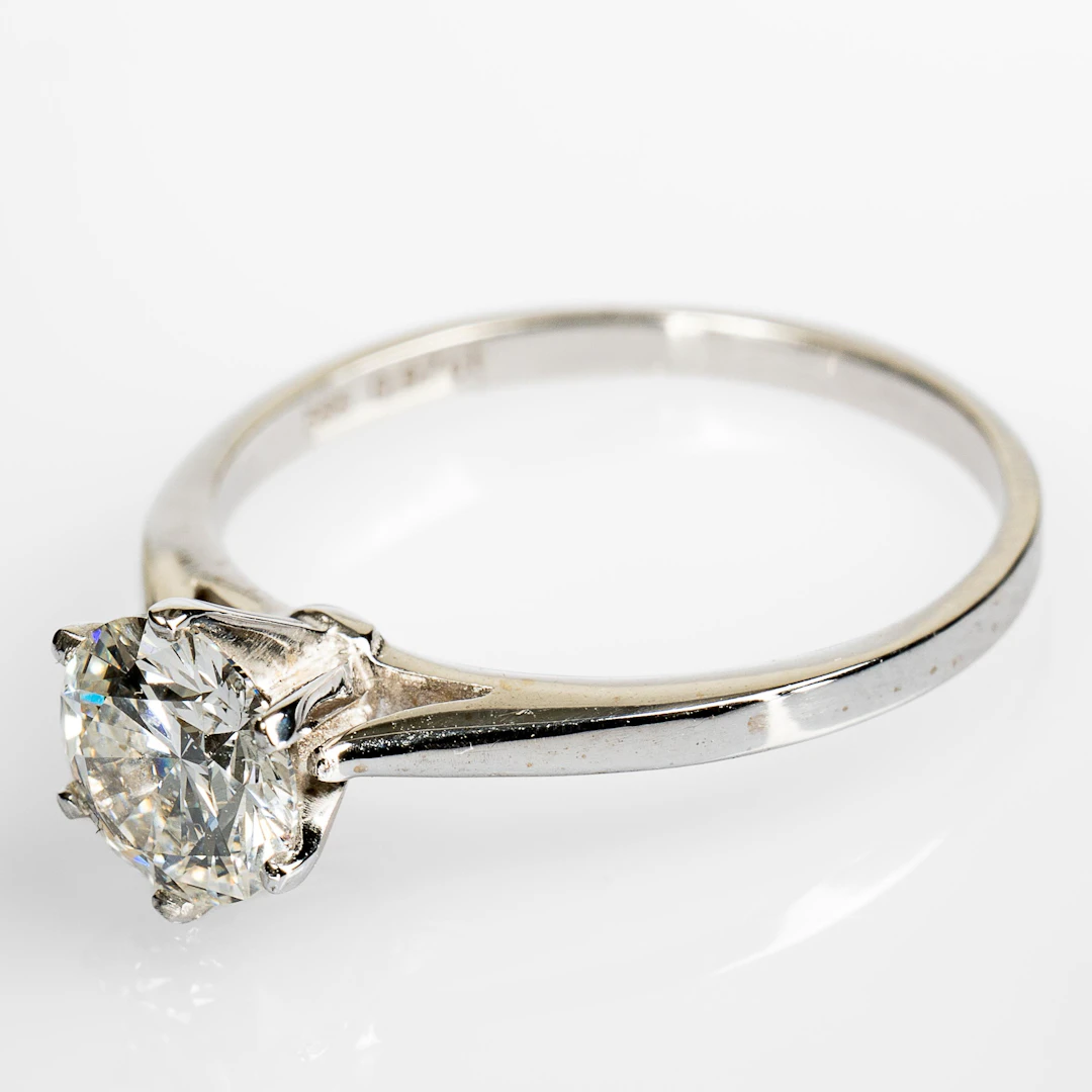 ENSTENSRING. 14K Guld med briljantslipad diamant 0,97 ct.