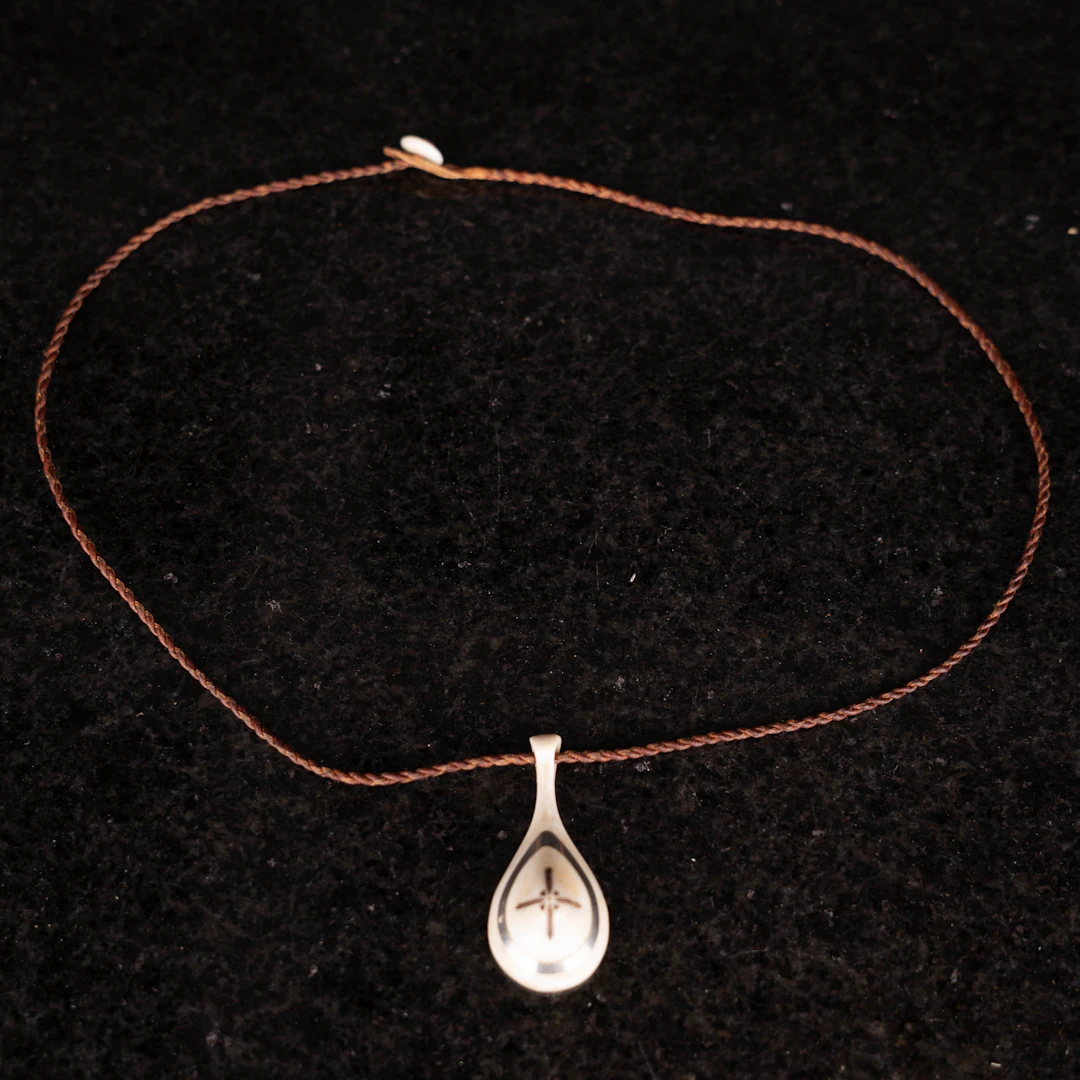 OIDENTIFIERAD SLÖJDARE. Halsband, Sameslöjd, Monogramsignerad NP.