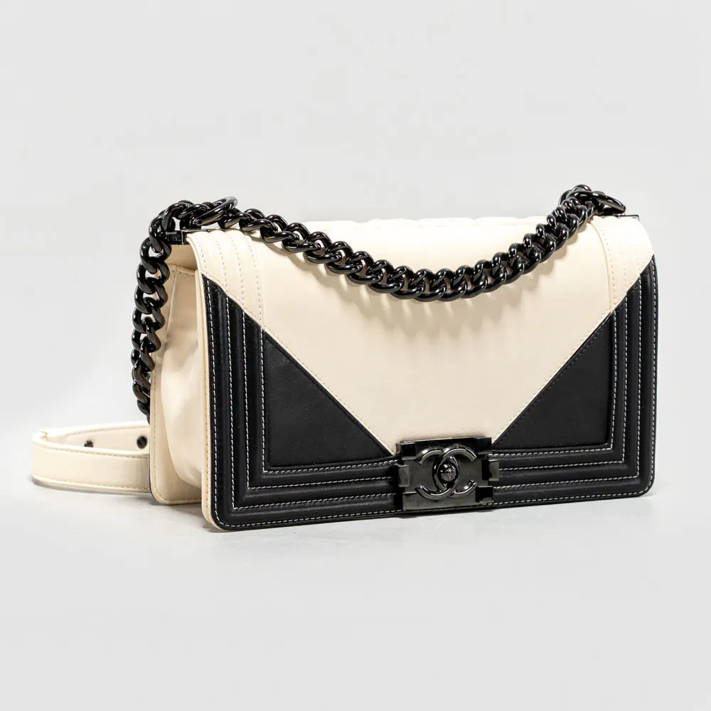 CHANEL. Väska, "Black and White Geometric New Medium Boy Bag", 2017.